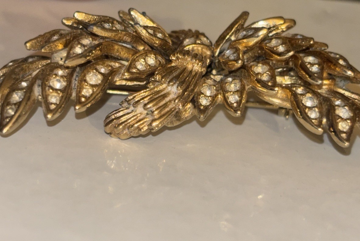 Beautiful Vtg Rhinestone & Gold tone Ciner Brooch