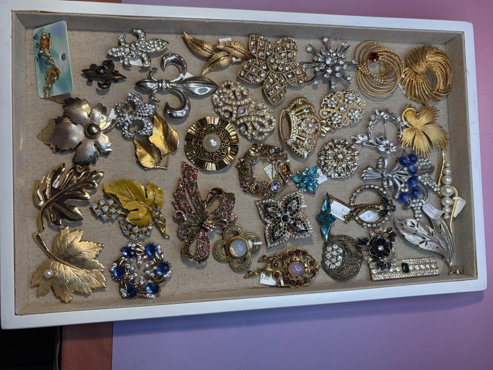CLEARANCE 65+ Luxury Lot of Vintage and Used Brooches/pendants several Signed