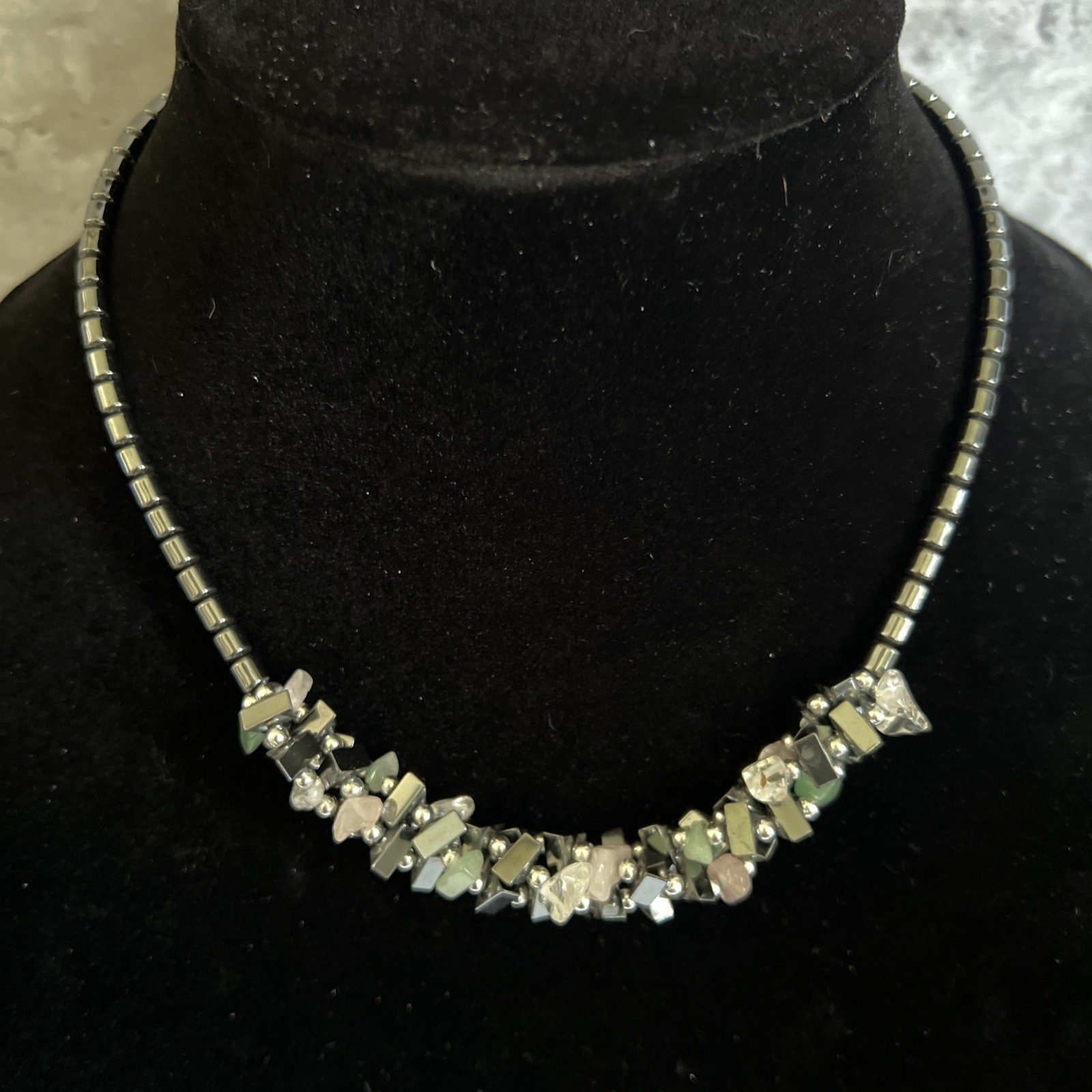 Vintage Hematite Jade Quartz Chip Stone Necklace 17″ Screw Closure