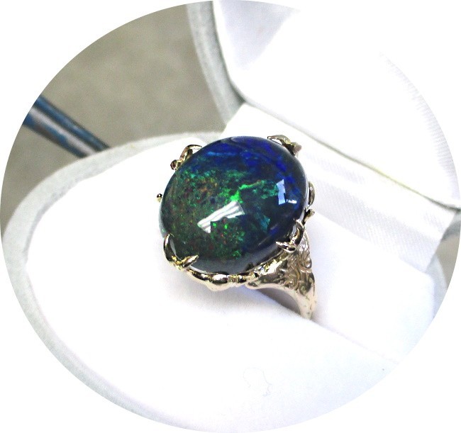 Stunning BLACK OPAL – Solid Natural – Blue-Green – 14k Vintage Yellow Gold Mtg