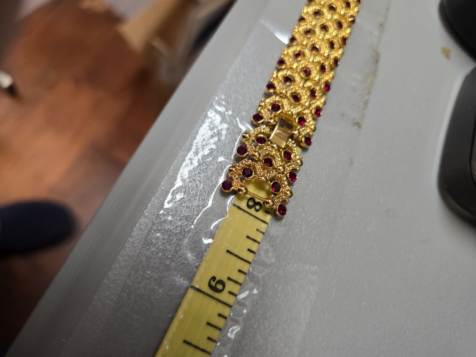 JACKIE KENNEDY GOLD TONE AND RED STONE BRACELET