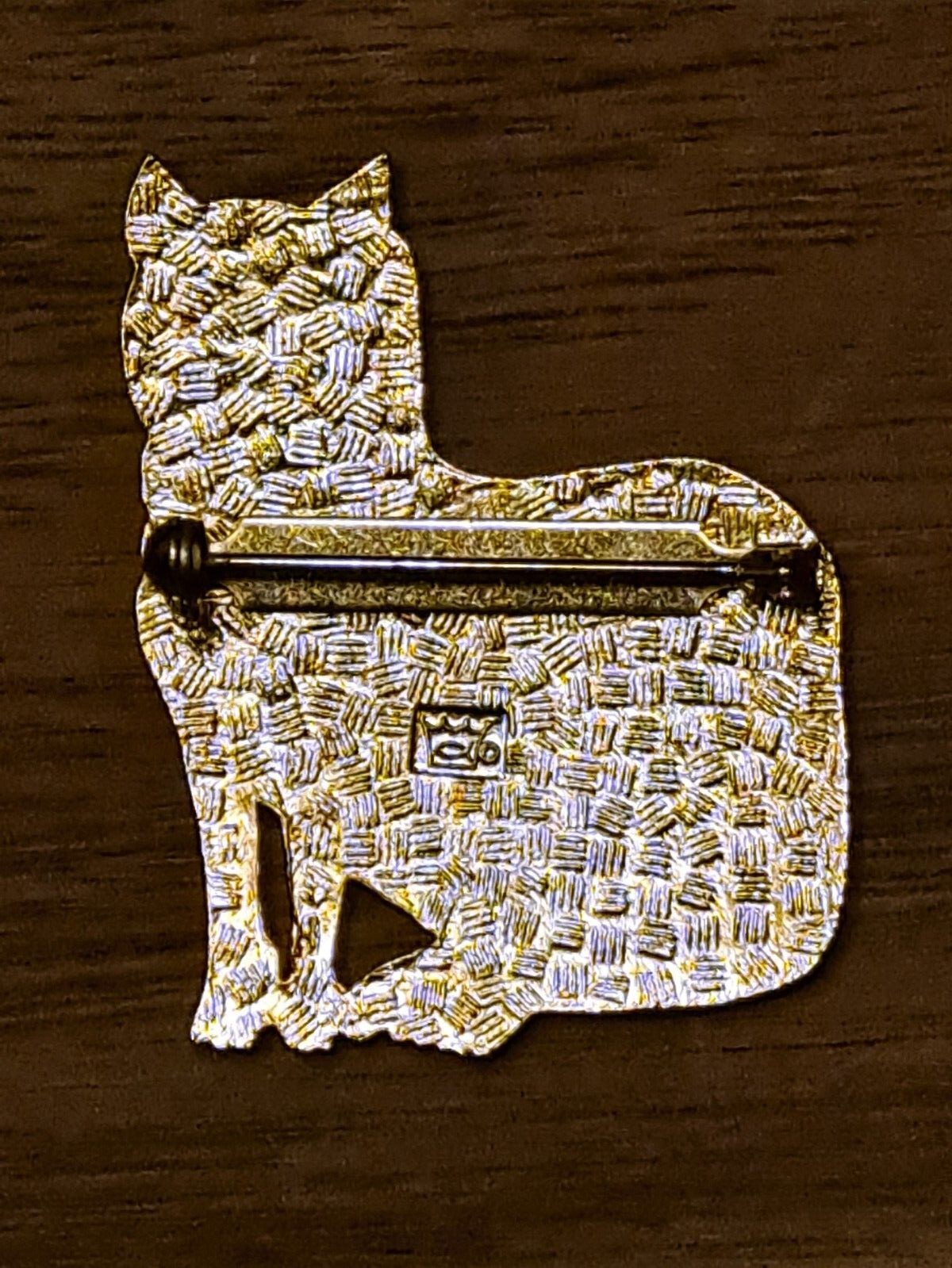 Fish & Crown / United Kingdom / 1980’s Orange Tabby / Enamel Cat Brooch 1 3/4″