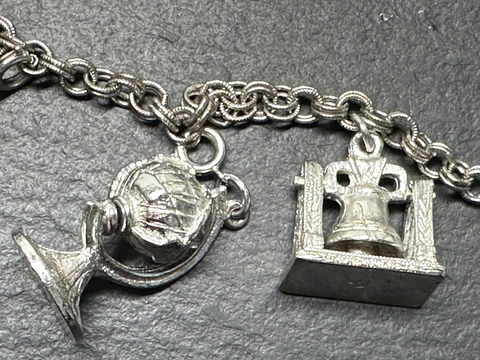 7 VINTAGE USA TRAVEL CHARMS & 7″ SILVER TONE BRACELET M195