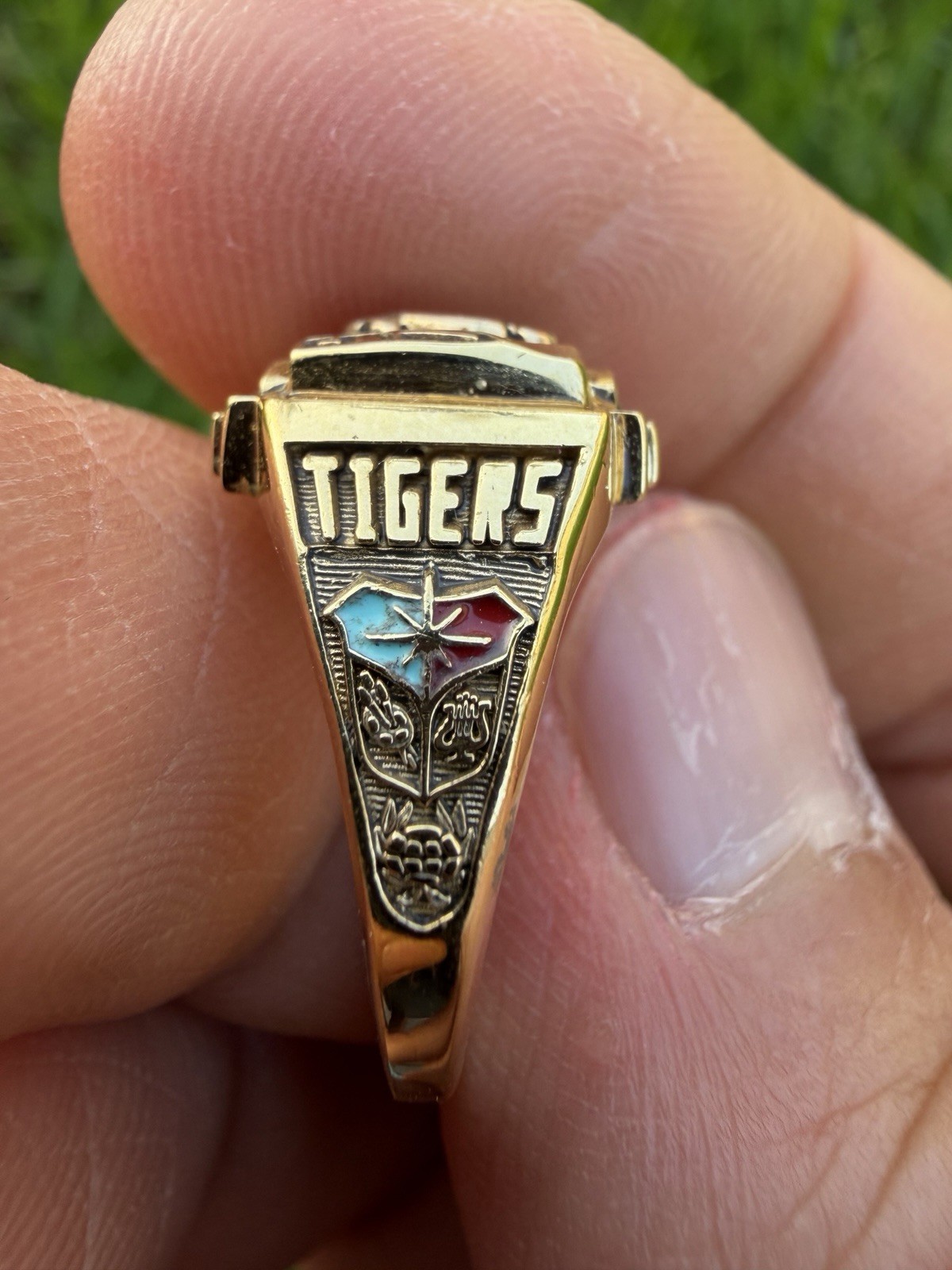 R High School Class Ring For Women