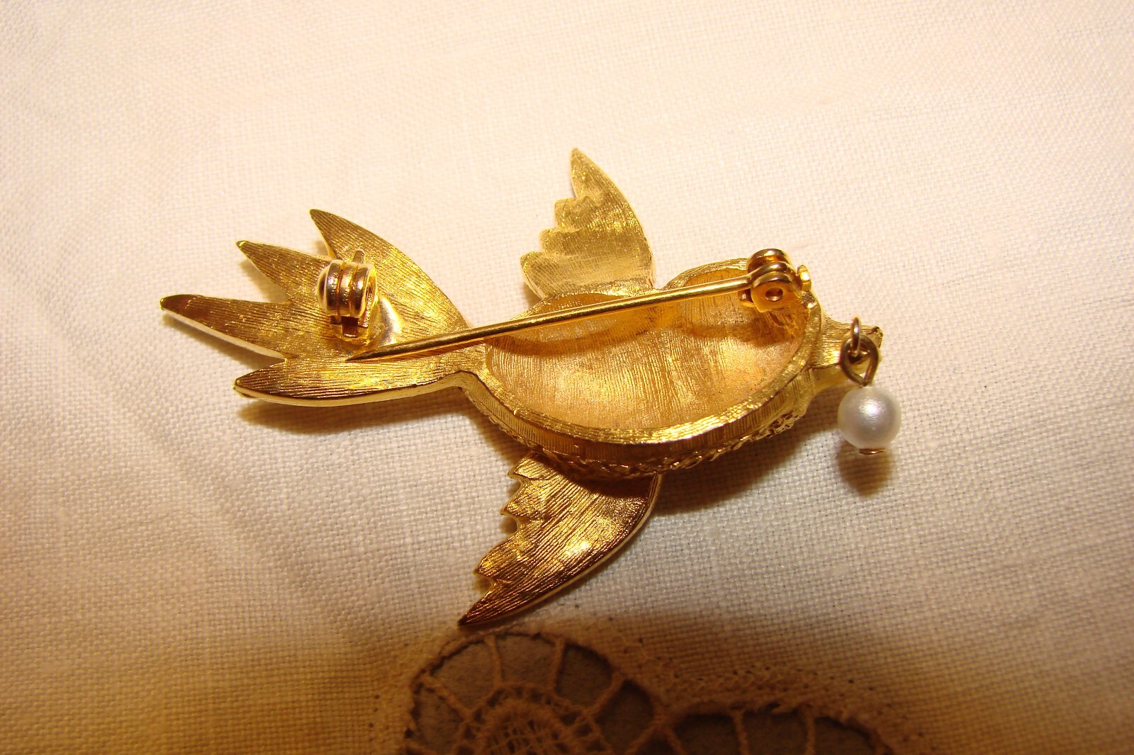TWO VINTAGE GOLD TONE RHINESTONE BIRD BROOCHES GREEN EYES PEARL