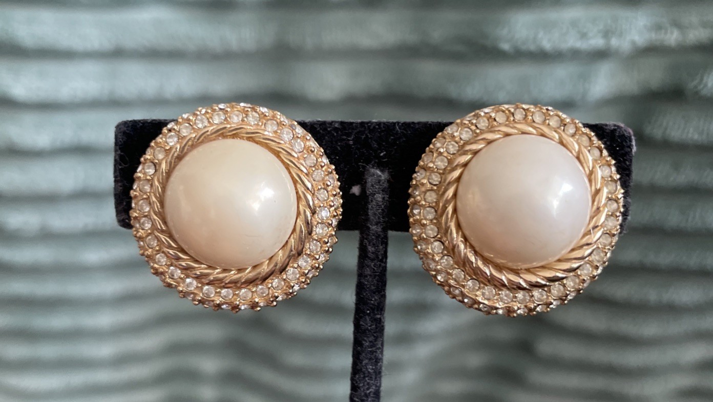 Vintage Christian Dior Large 2” Pearl Rhinestone Gold Tone/Faux Pearl Clip Sign
