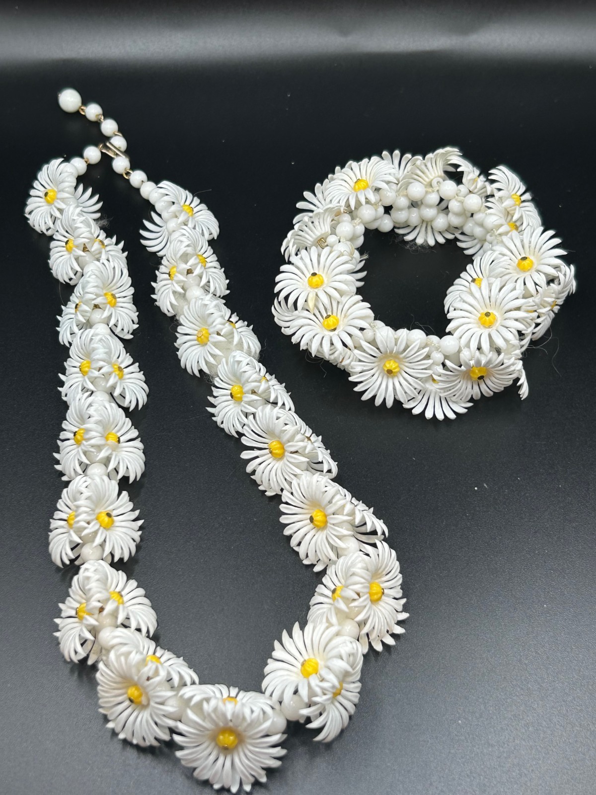 VINTAGE DAISY CLUSTERS SOFT PLASTIC CHOKER W/BRACELET HONG KONG 1960’S