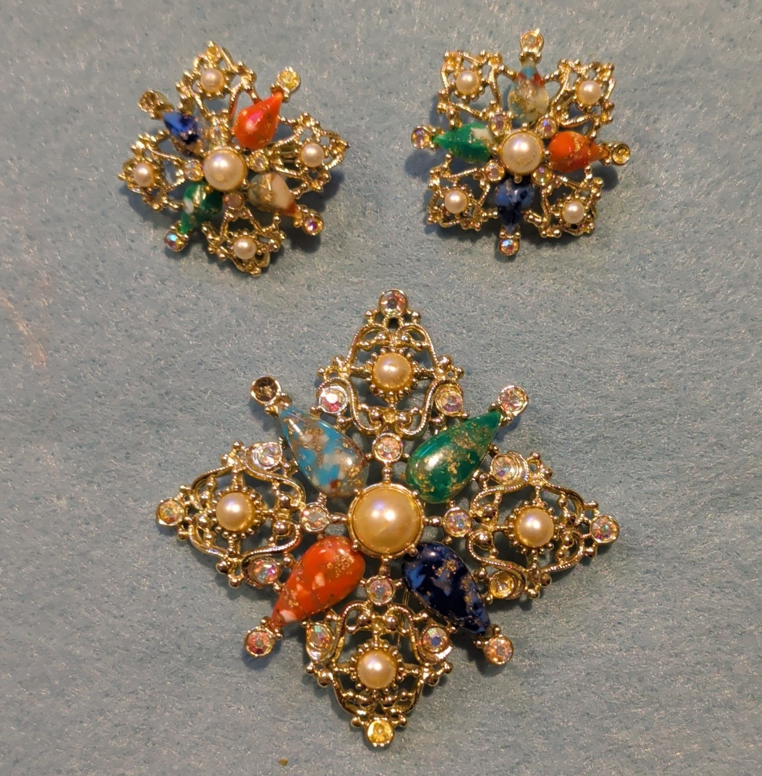 Vintage Gold Tone Flower Brooch & Earrings Set Multicolor Rhinestone Faux Pearl