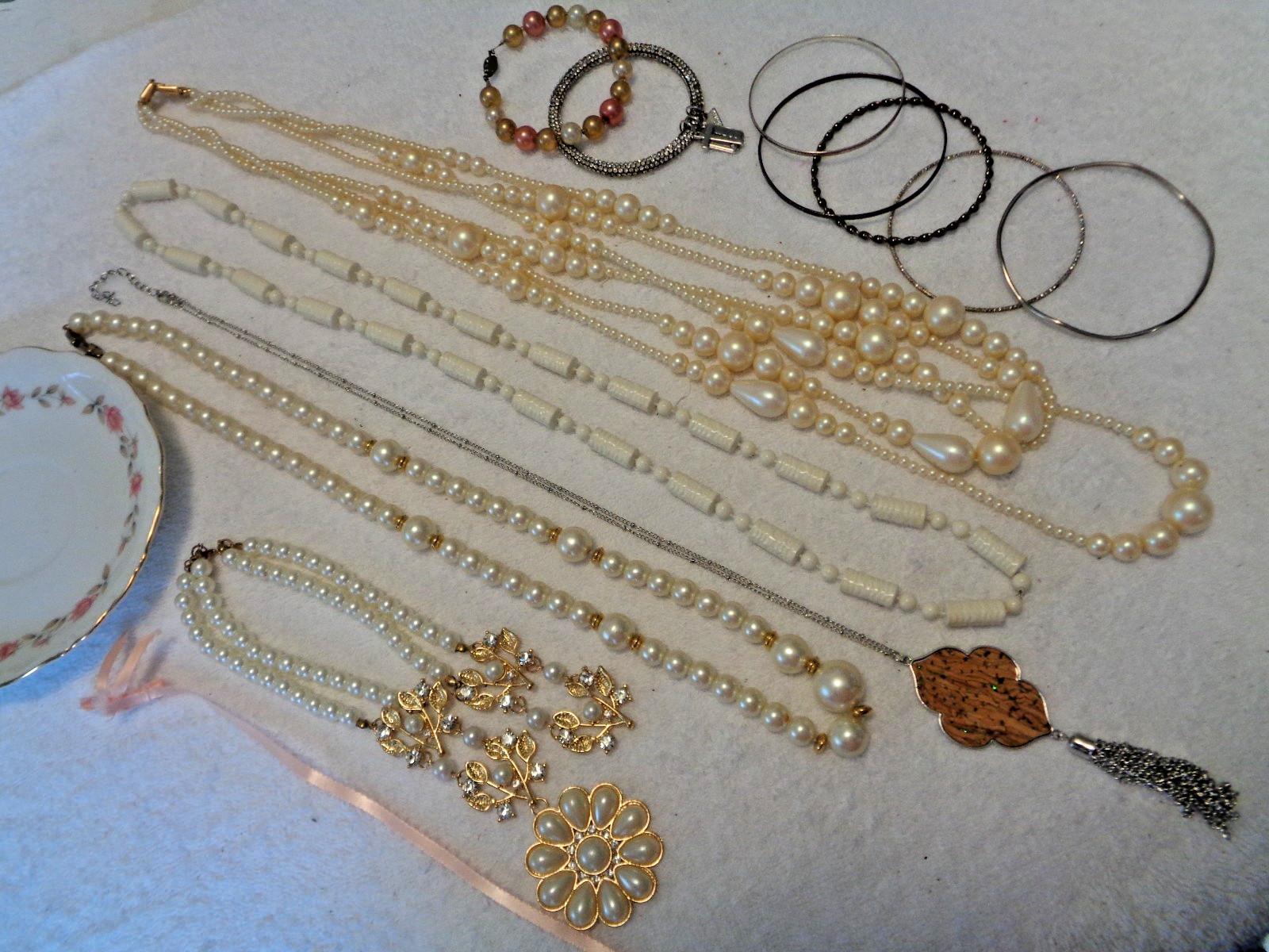 VINTAGE MONET & MARVELLA FAUX PEARLS BRACE, W MODERN JEWELRY RETRO PLATE ETC LOT