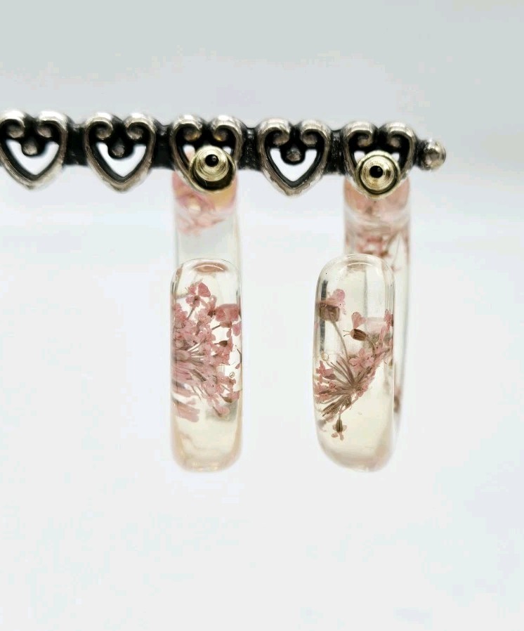 LUCITE Hoop Earrings with Pressed Flowers Soft Pink pierced 1.25 in
