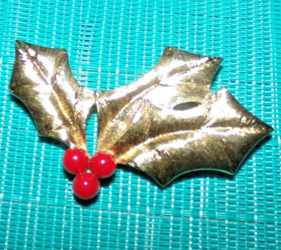 TRIFARI(C)–signed Mistletoe shaped pin-OMG!!