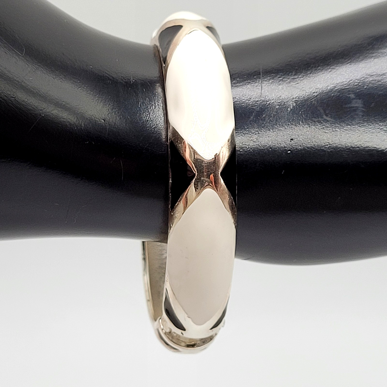 Black White Geometric Abstract Enamel Print Silver Tone Hinged Bangle Bracelet