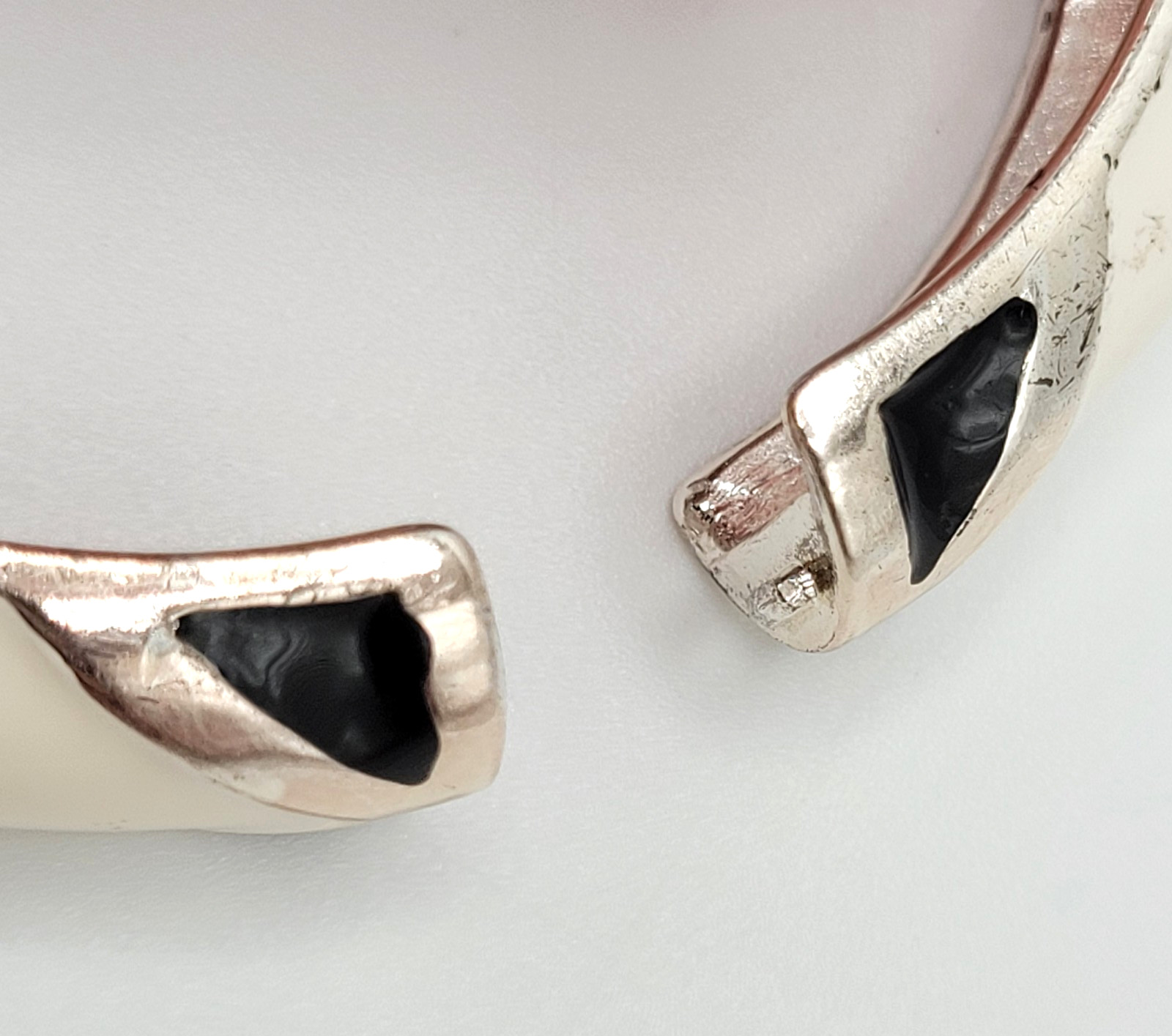 Black White Geometric Abstract Enamel Print Silver Tone Hinged Bangle Bracelet