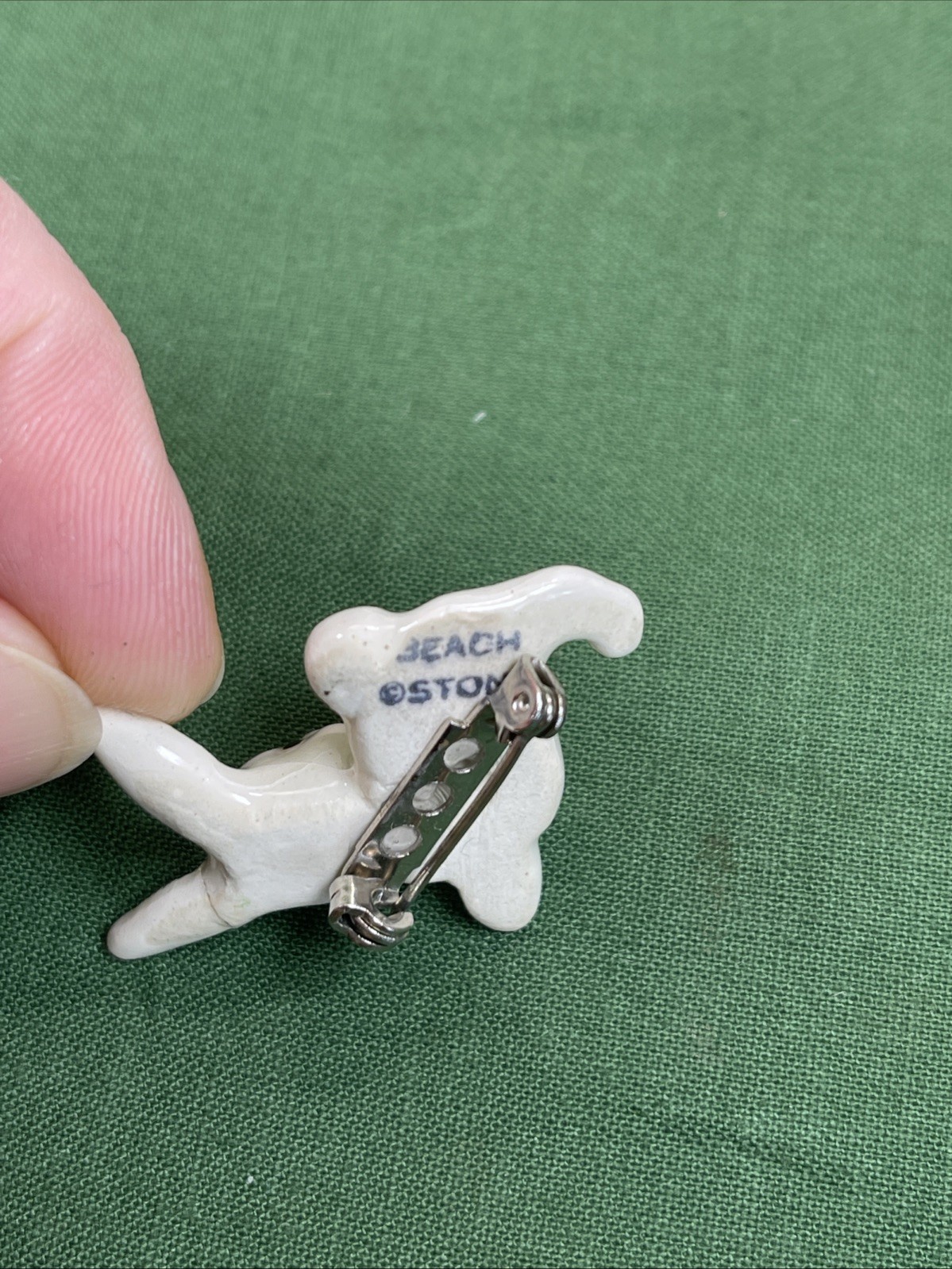 Beachstone Vintage Ceramic Bunny Rabbit Brooch White Unisex Adults *Repaired Ear