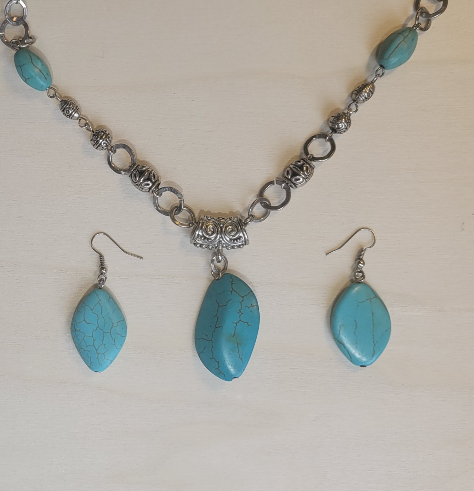 Southwestern Turquoise Blue Howlite Silver Tone 25in Necklace Matching Earrings