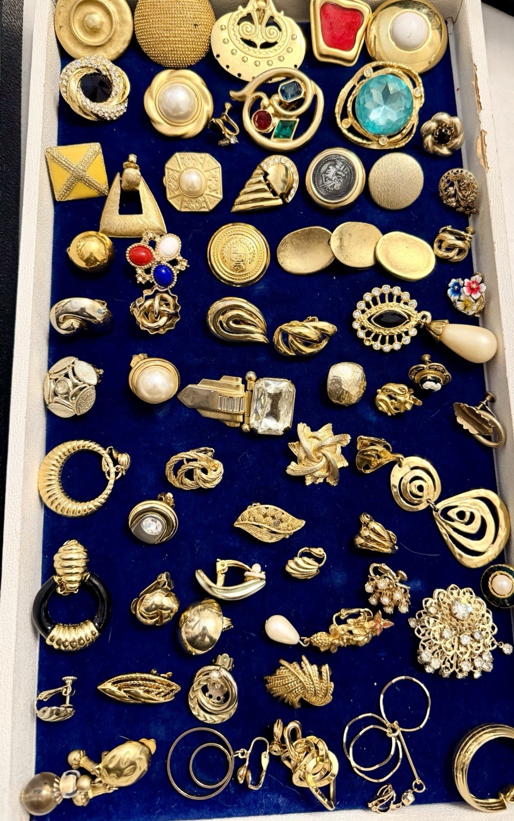 61 SINGLE CLIP ON EARRING LOT-Zoe coste, Erwin Pearl, Napier, Trifari, Coventry