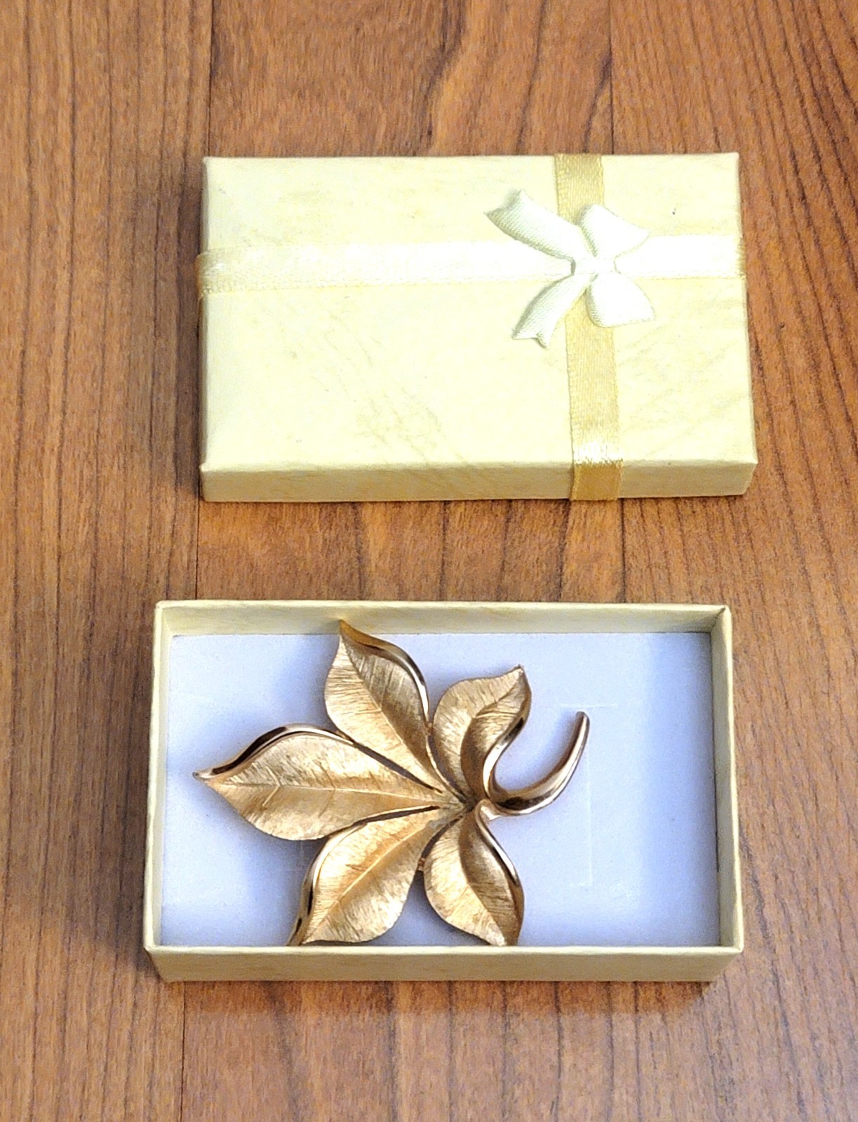 pre-owned vintage costume pin/brooch Trifari’s leaf design gold tone alloy metal