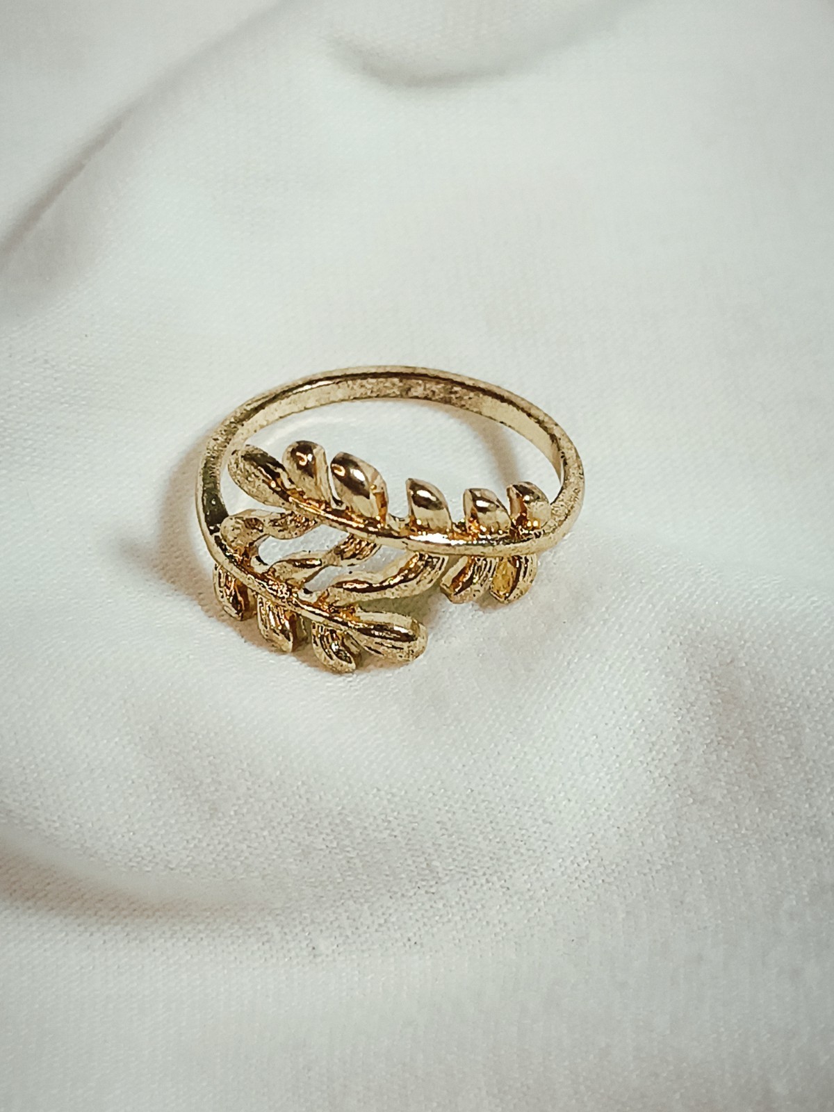Vintage Leaf Ring – Size 9 – Gold-Tone Metal Alloy – Nature-Inspired Design