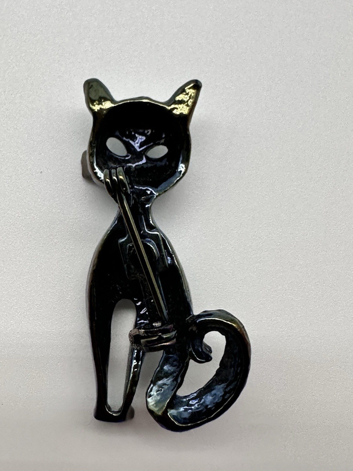EXCELLENT VTG. 70’s IRIDESCENT BLACK ENAMEL SITTING CAT FIGURAL BROOCH PIN