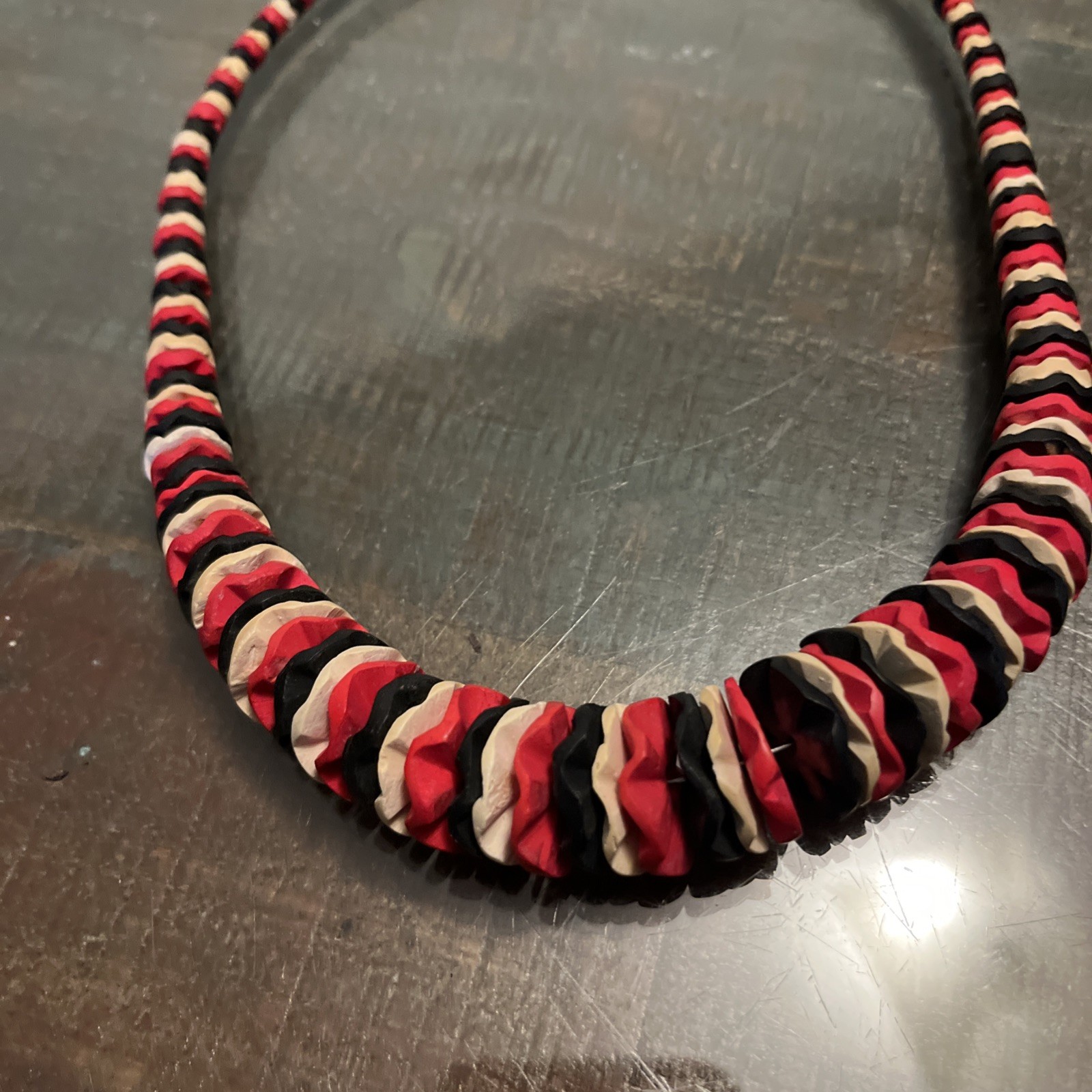 Vintage Mode Graduated Wave Disk Necklace Magnetic Closure 20 In
