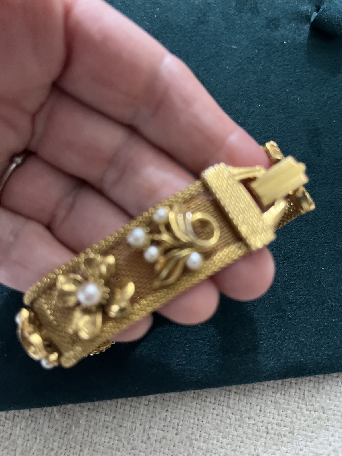 Rare Vintage Gold-Wash Mesh Floral Bracelet w/Cameo & Pearl Detailed Excellent