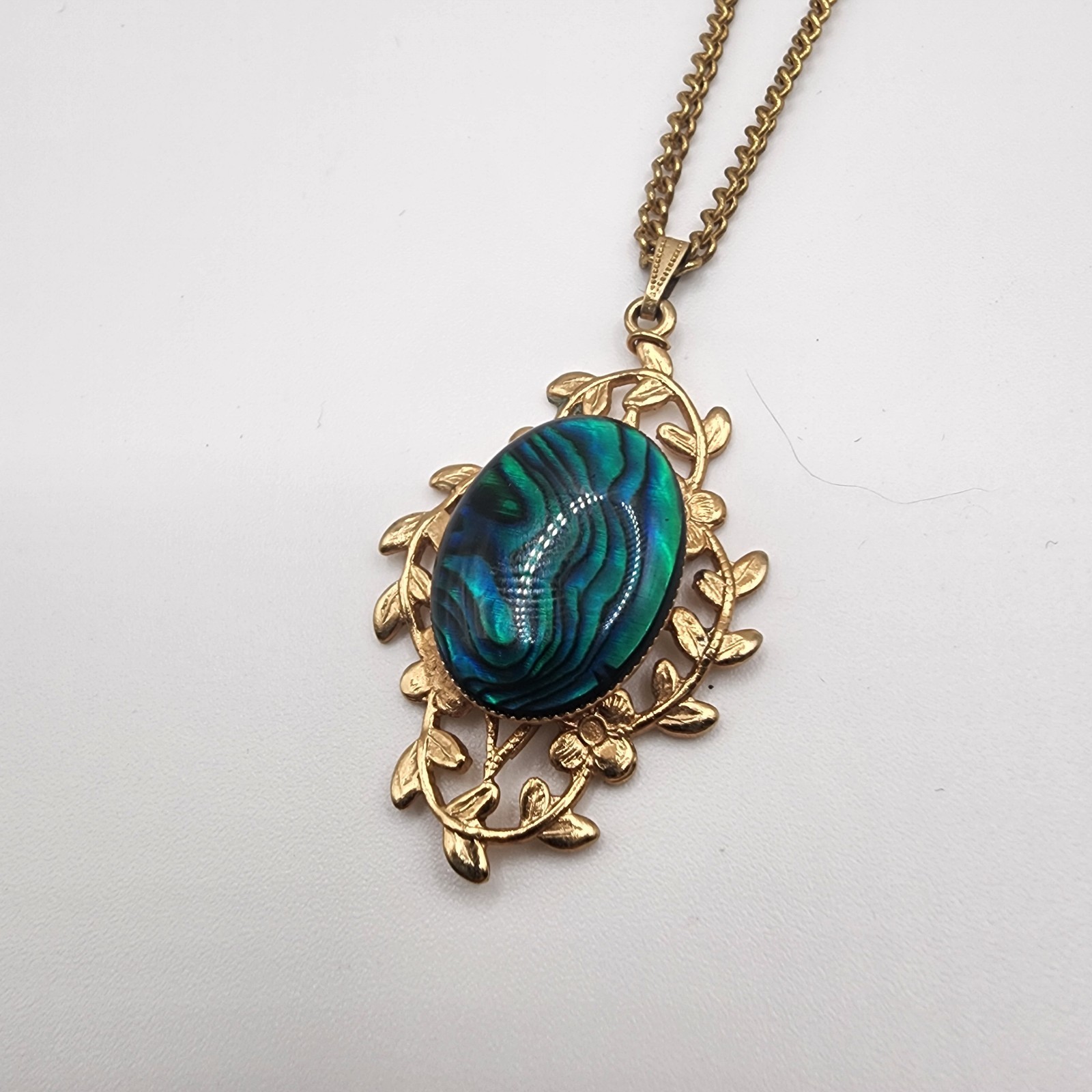 Vintage Gold Tone Necklace Green Faux Emerald Halo Pendant 18″ Chain Simulated