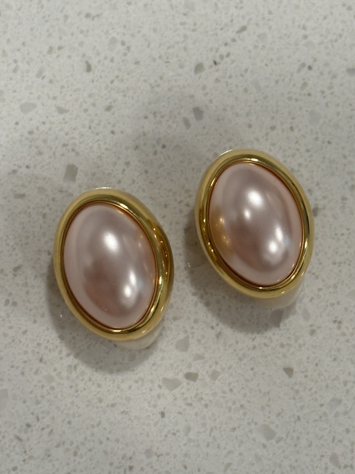 VINTAGE RICHELIEU PINK FAUX PEARL OVAL GOLD TONE GOLDTONE SIGNED PIERCE EARRINGS