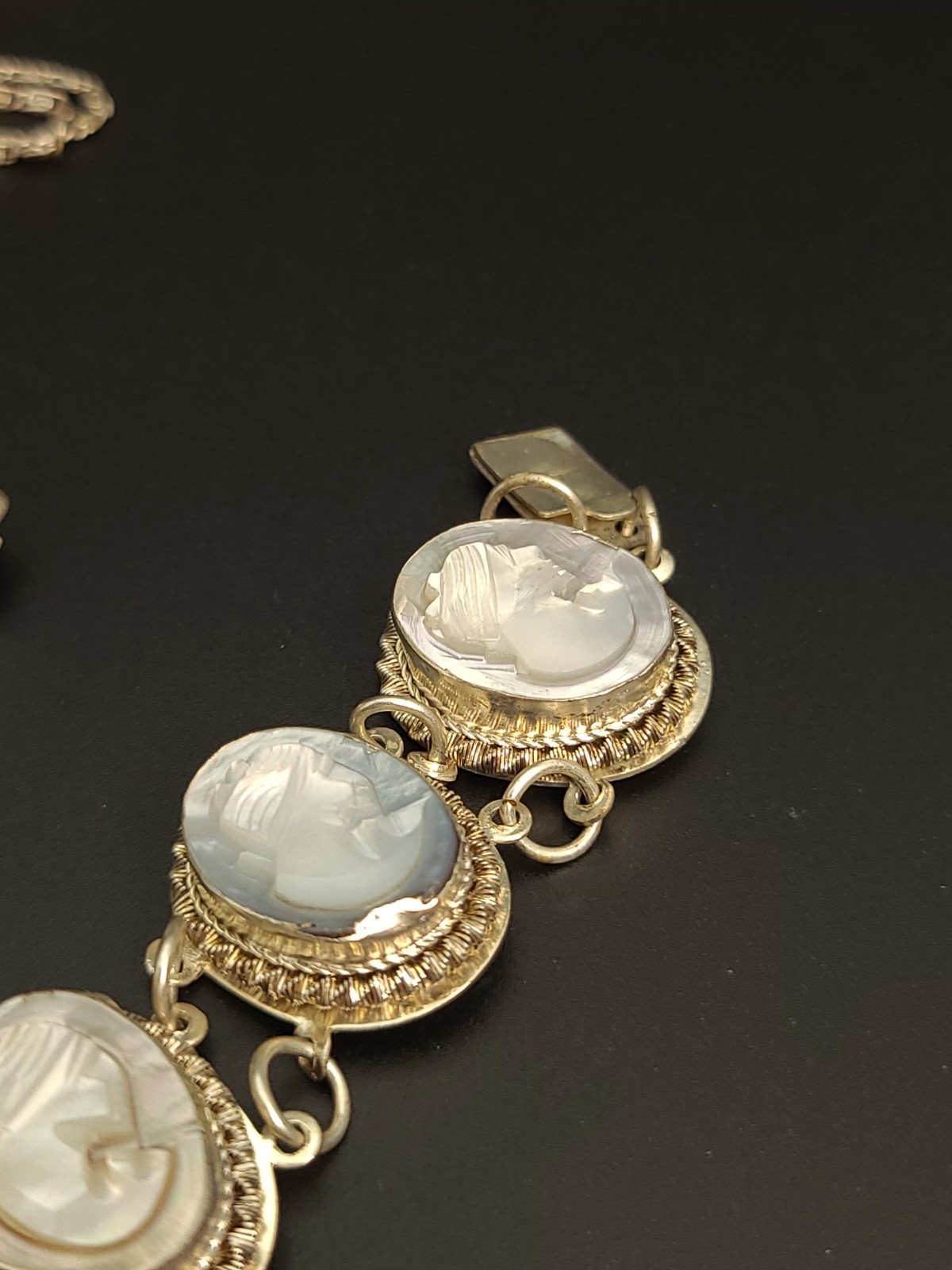 Vintage Carved Shell Cameo Parure Set Necklace Bracelet Earrings
