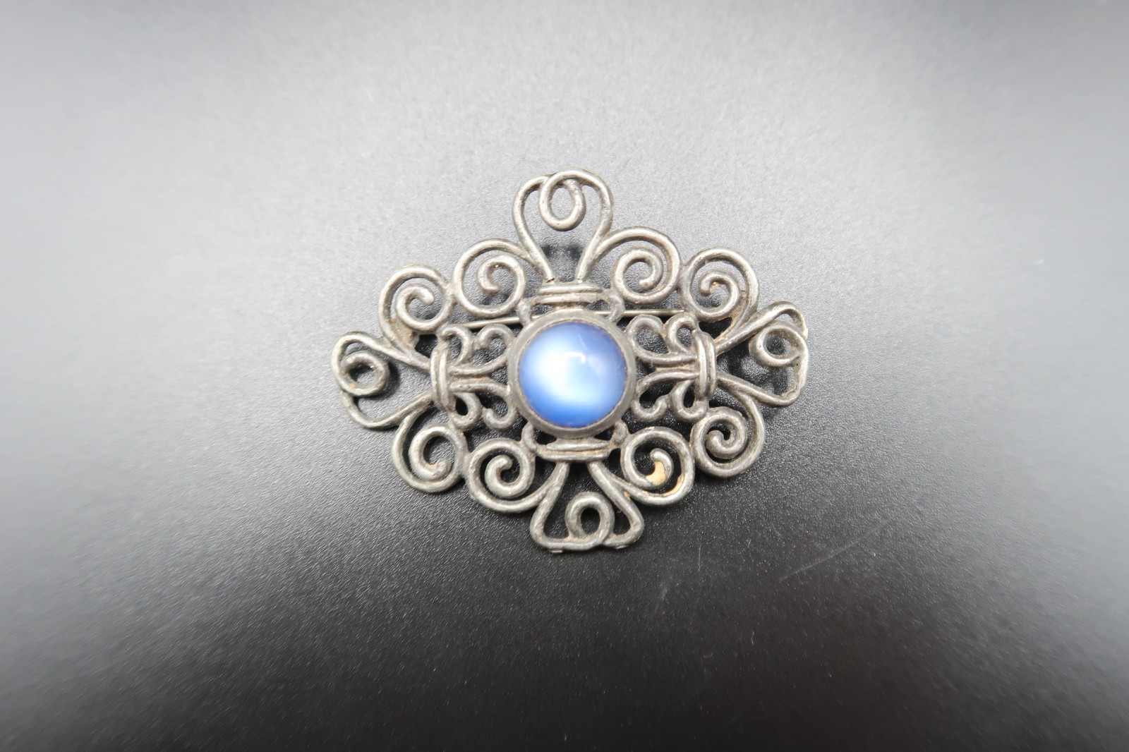 Vtg Silver Tone Scroll Work W/ Blue Irredescent Center Cabochon Bead Brooch 2.5″