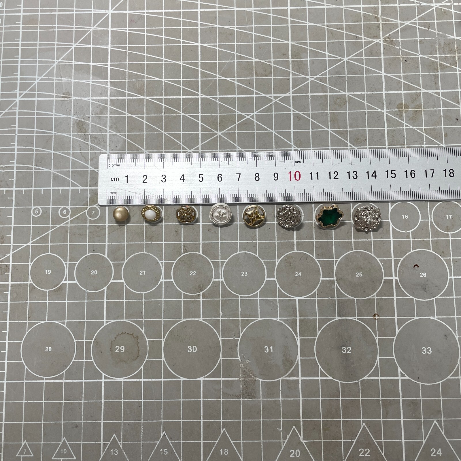Vintage-now Costume Jewelry makeing Lots button Read Description 50pcs