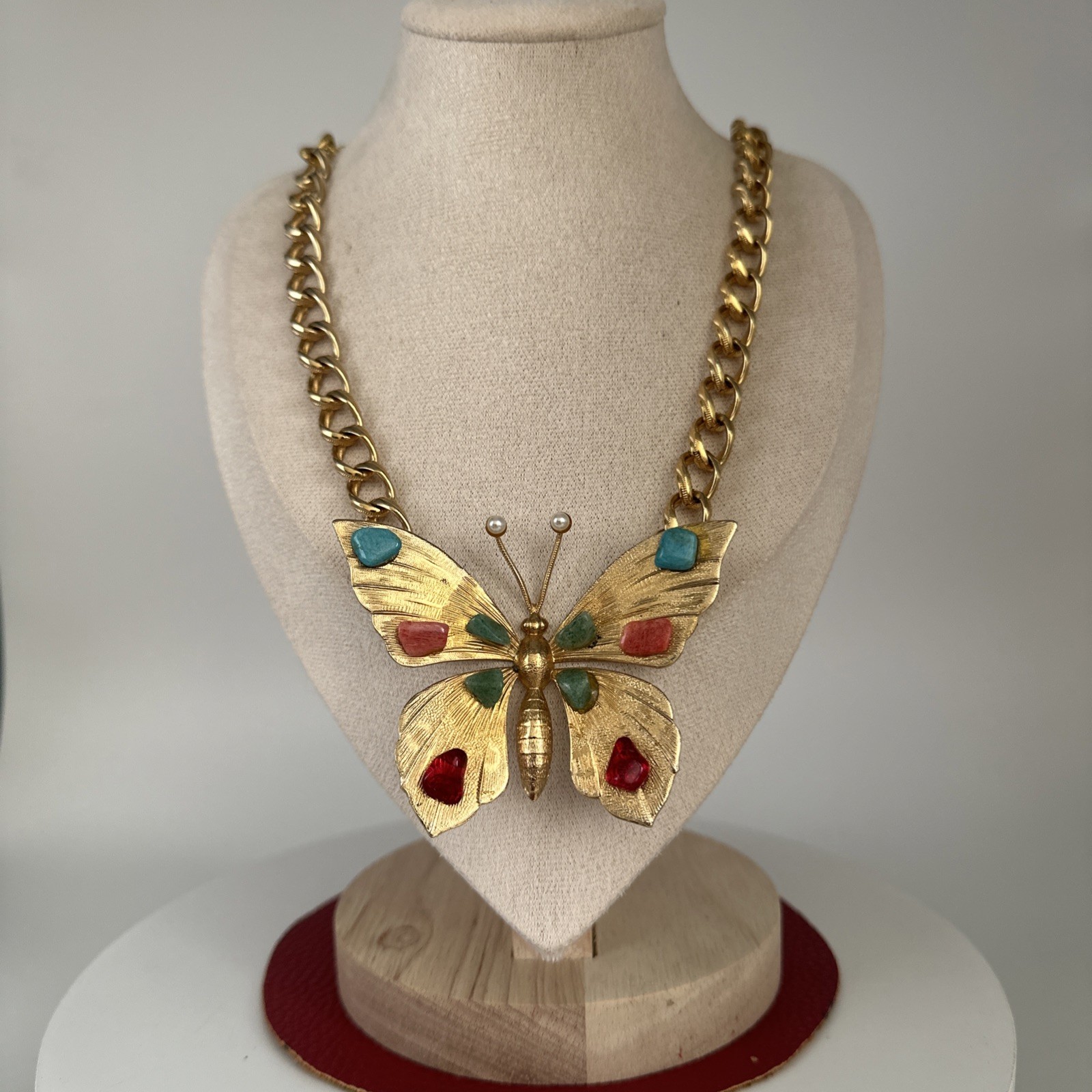 Vintage Focal Point Butterfly w/MultiStones Gold Toned Necklace. See pics.