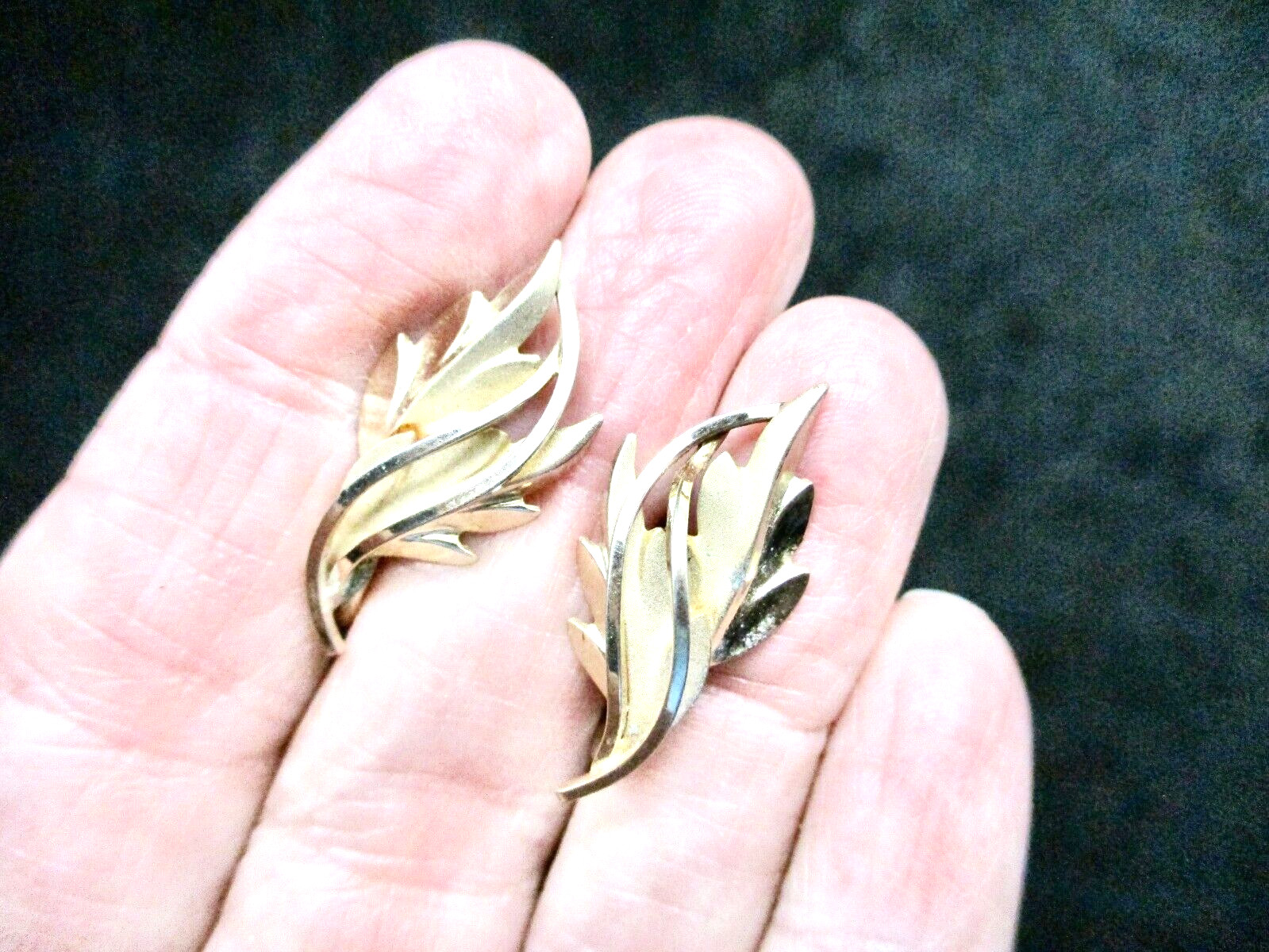 Vintage-1940’s DE Curtis 1/20th 14kt Gold Stylized Plant Screw Back Earrings