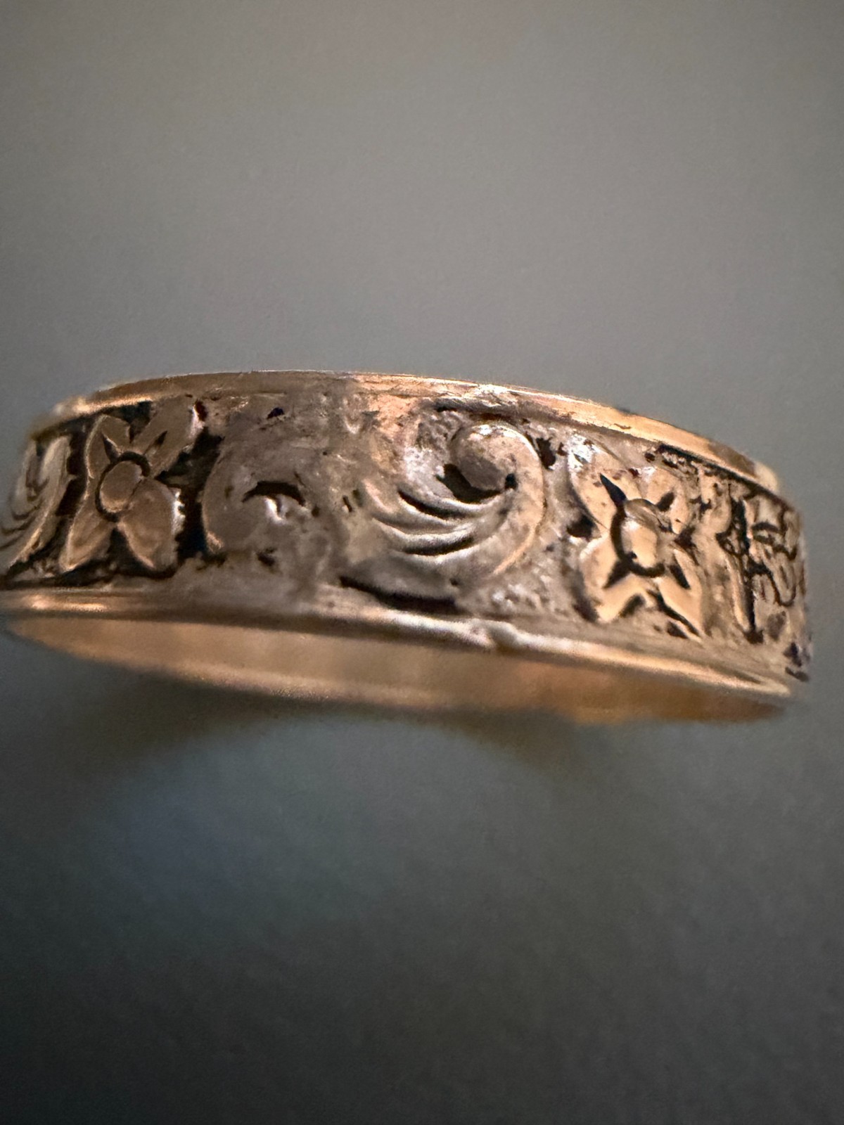 VINTAGE UNCAS STERLING SILVER 925 EMBOSSED FLOWER DESIGN RING 4MM BAND 7.5-READ