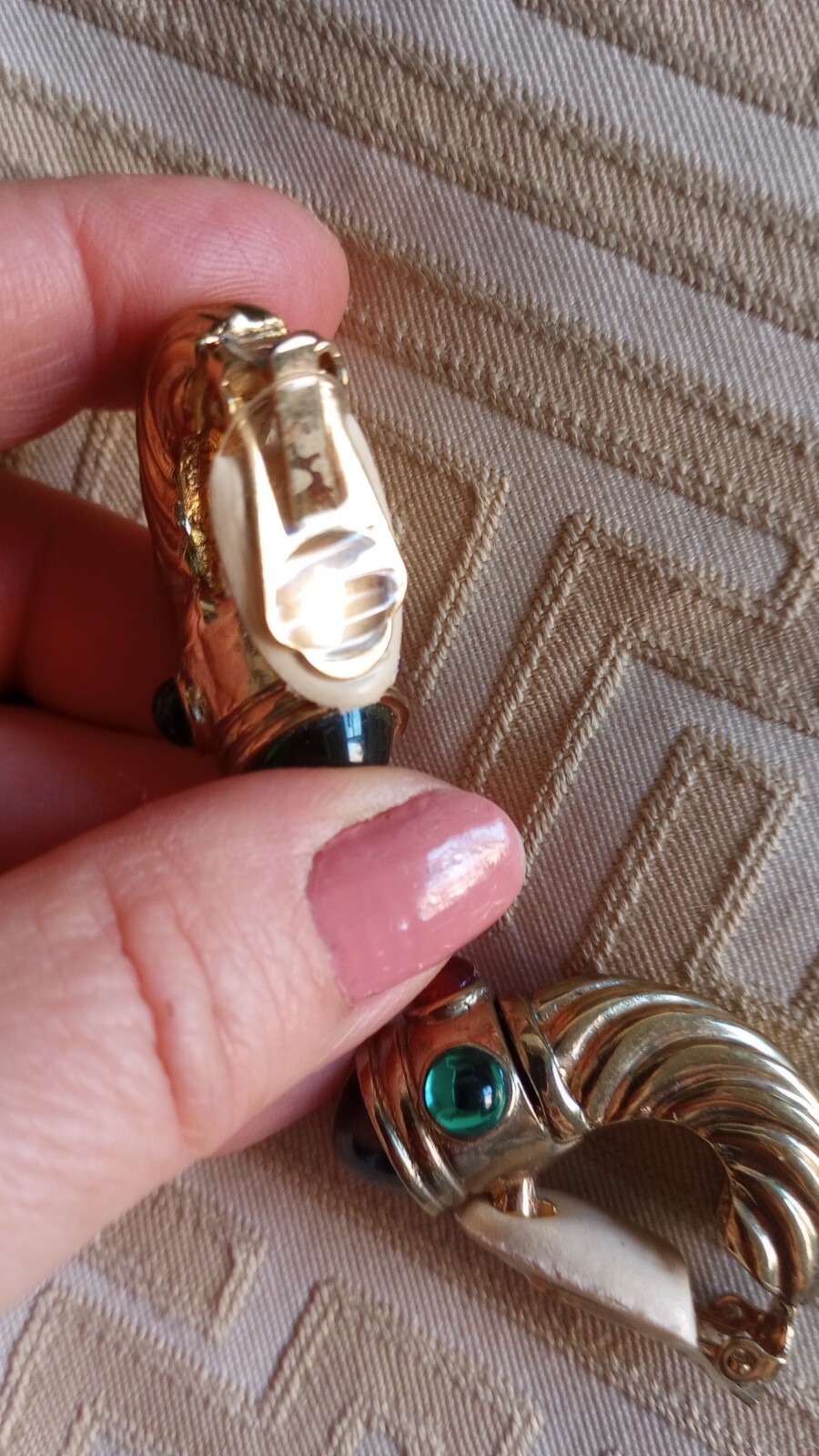 Vintage CINER* unsigned Mogul Jewel of India Cabochon shrimp clip on earrings