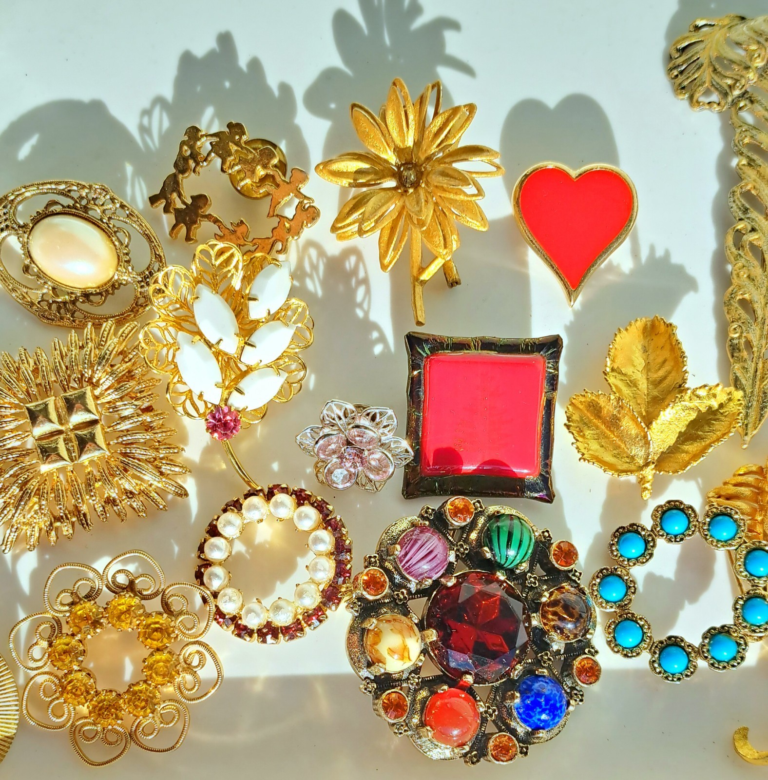 30 Vintage Brooch/Pins Lot–Some Signed—Goldtone Rhinestone Animals Cameo Flowers