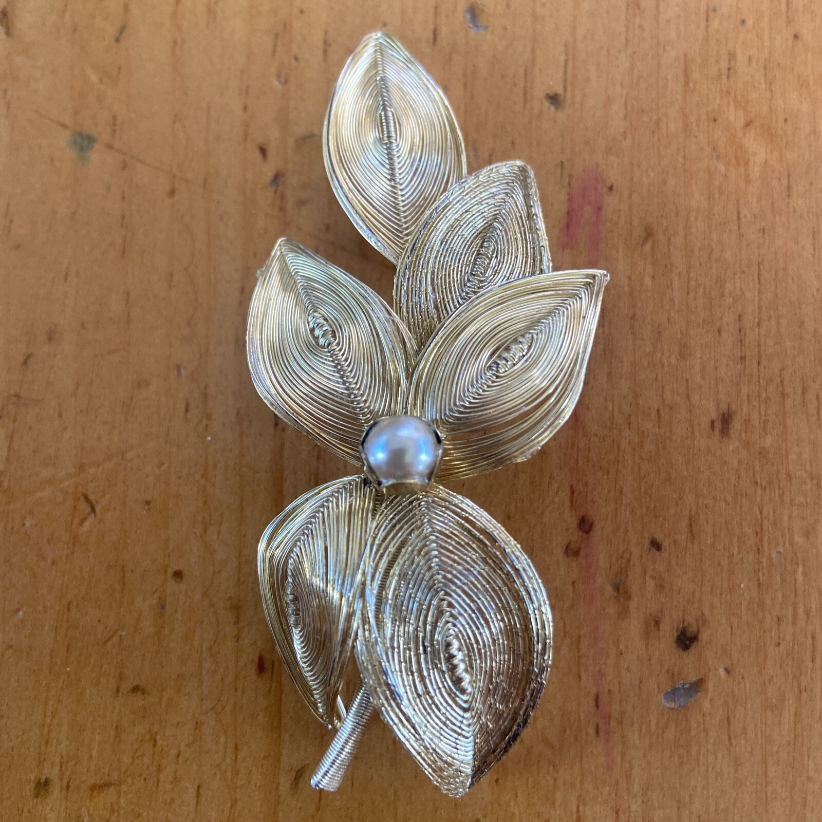 Vintage Gold Tone Spun Wire Floral Leaf Brooch Pin Faux Pearl