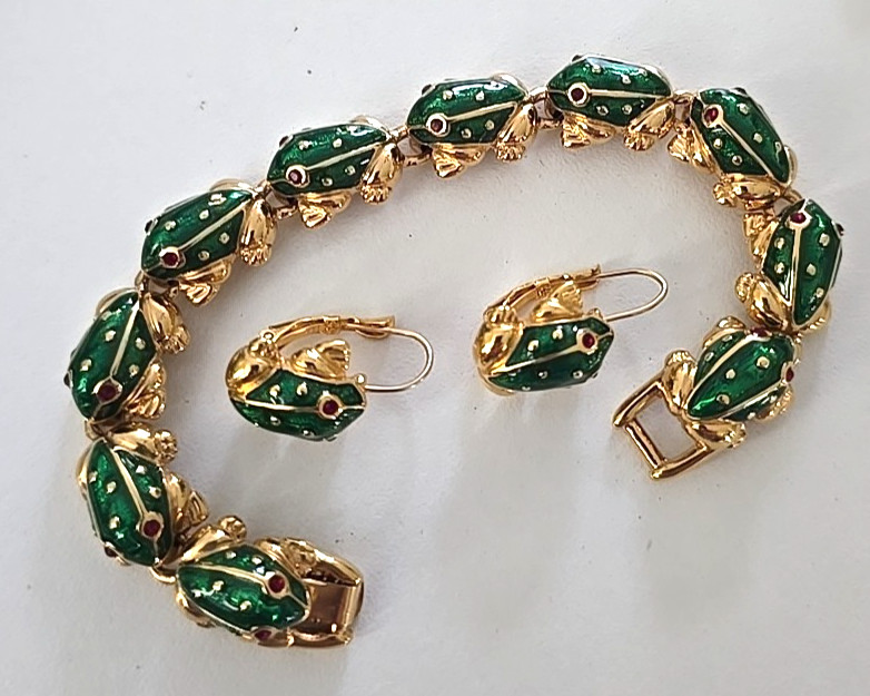 Vintage Trifari Designer Signed Ruby Green Enamel Frog Bracelet & Earrings