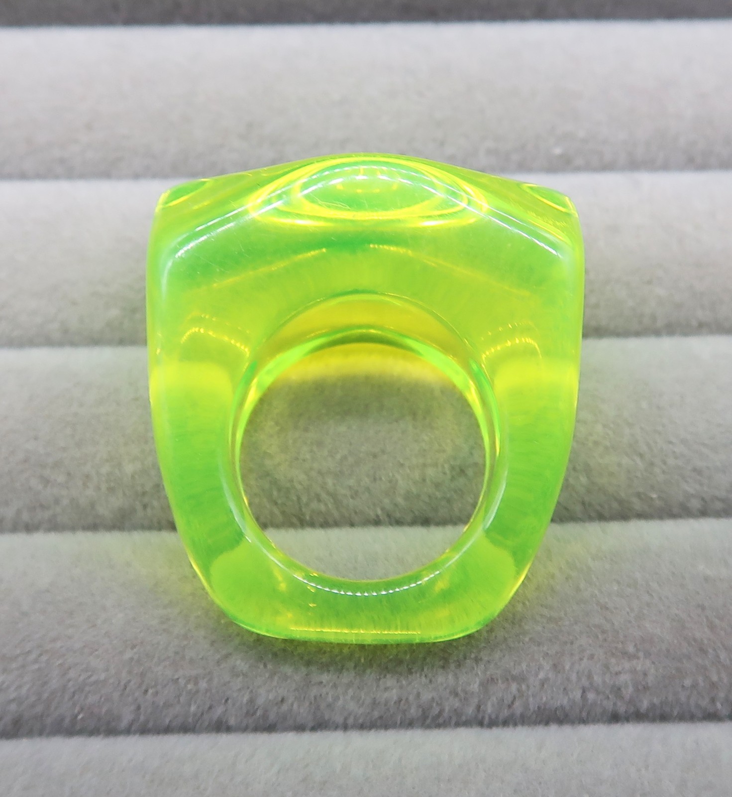 Vtg 60’s Green Mod Acrylic Resin Glow in the Dark Ring Retro Fashion Size 5.25