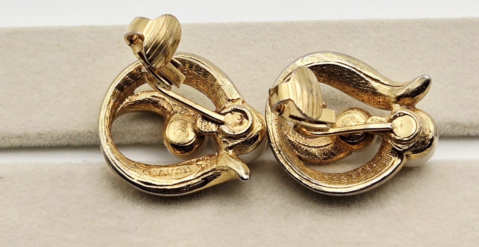 Vtg 1990s Signed AVON Modern Classic Gold Tone Swirl Faux Pearl Pierced Earrings