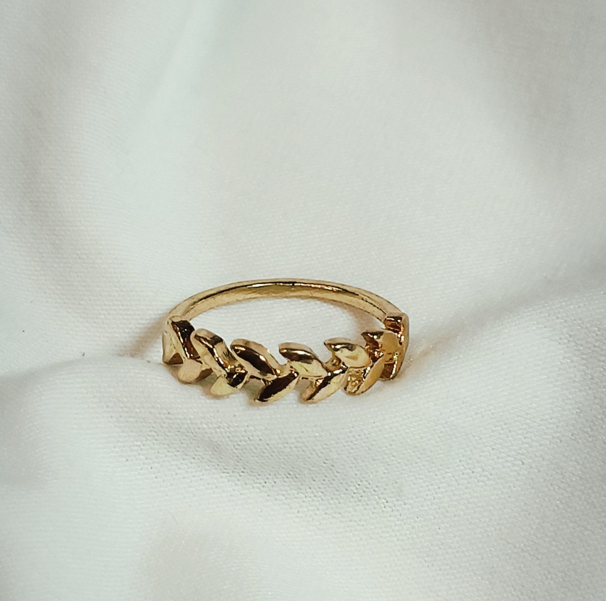 Vintage Leaf Ring – Size 5.5 – Gold-Tone Metal Alloy – Nature-Inspired Design