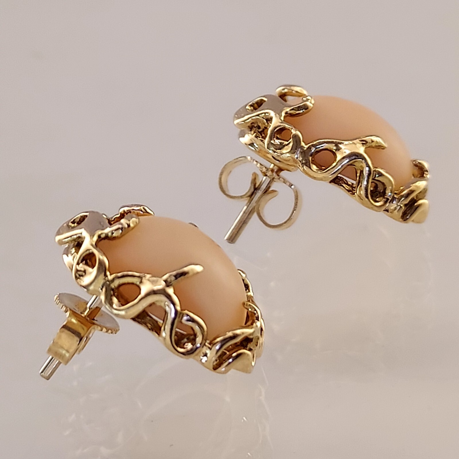 Vintage 14k Coral Stud Earrings. 1/2″x5/8″/ Weight 6.4 Grams. 10x 12 mm Coral.