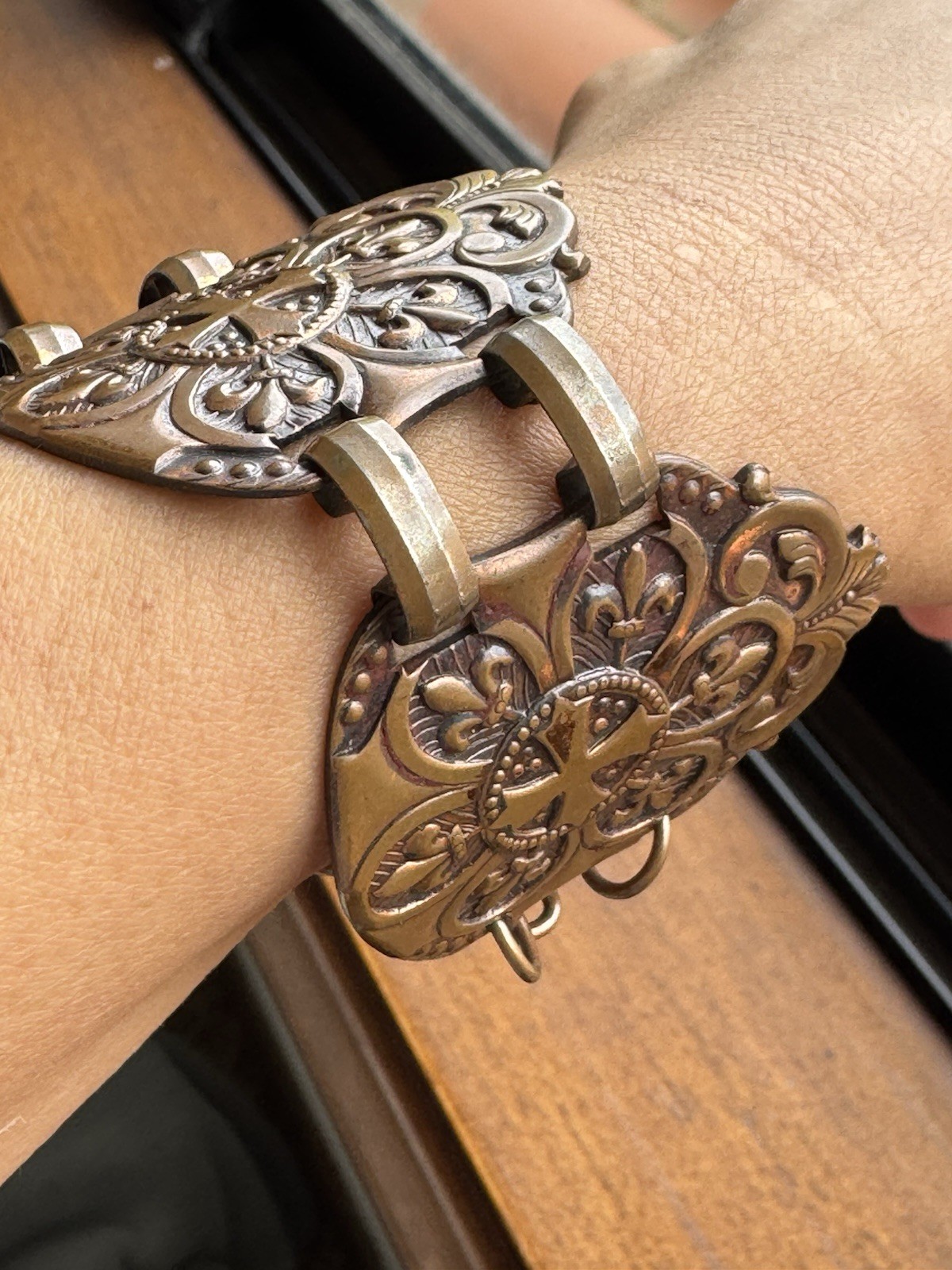 ANTIQUE BRONZE HUGE BANGLE CROWN BRACELET VINTAGE 7”-45g.