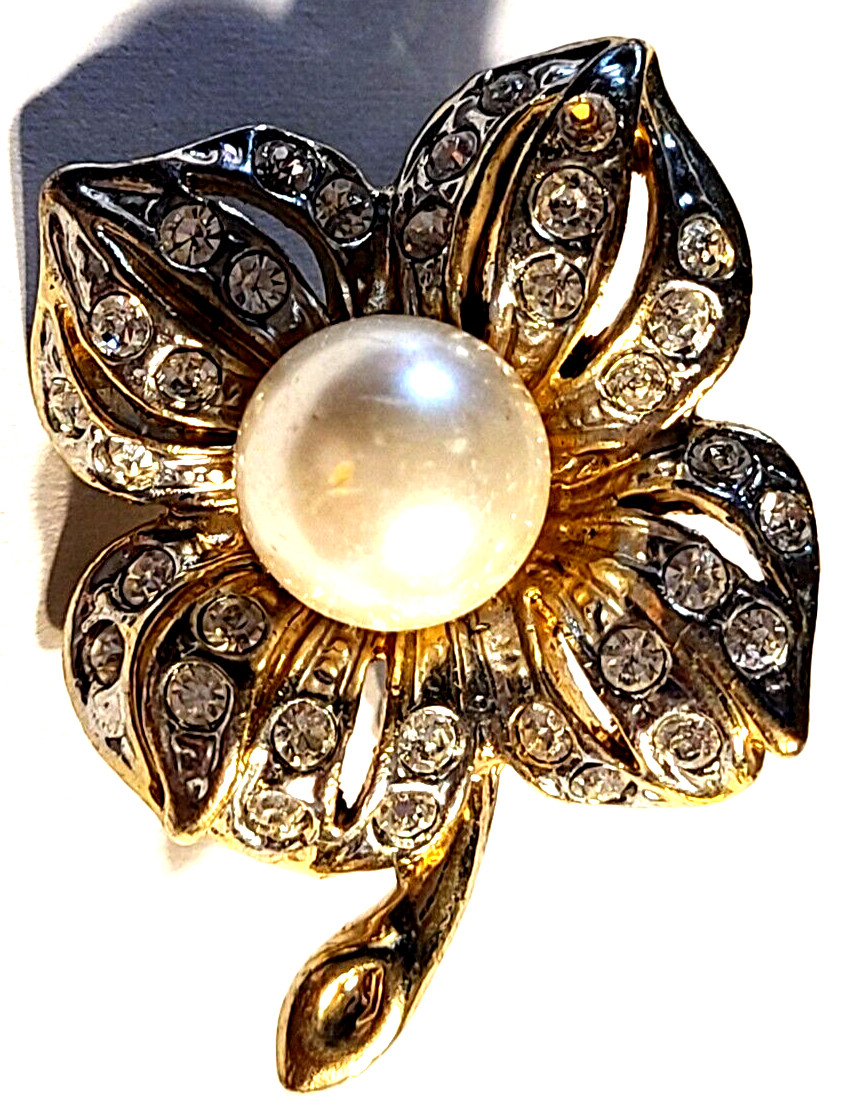 VINTAGE STUNNING CLEAR CRYSTAL FAUX PEARL PRETTY FLOWER SIGNED LANDAU PIN BROOCH