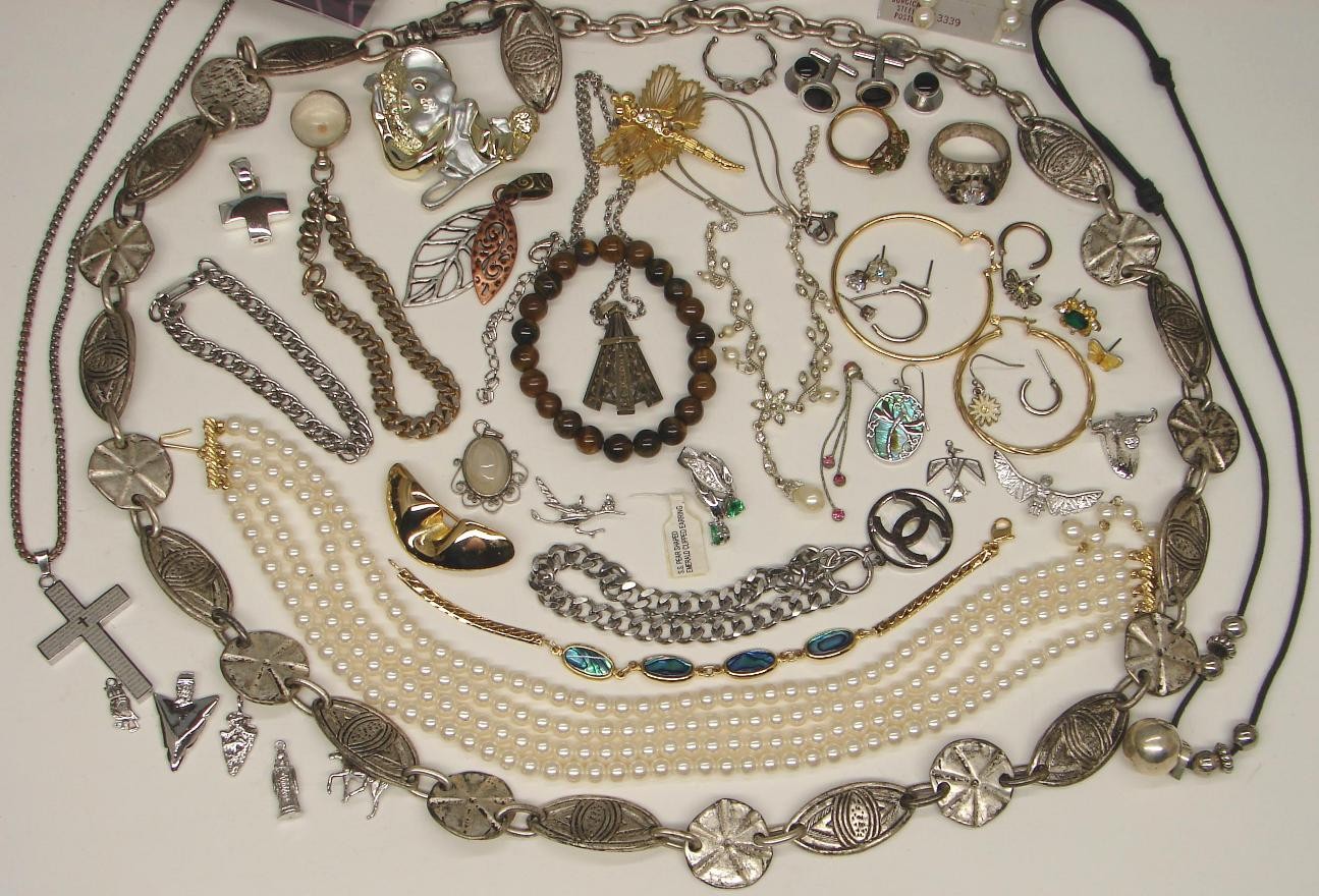 Vintage COSTUME JEWELRY LOT Wearable Necklaces Bracelets Brooches Rings Earrings
