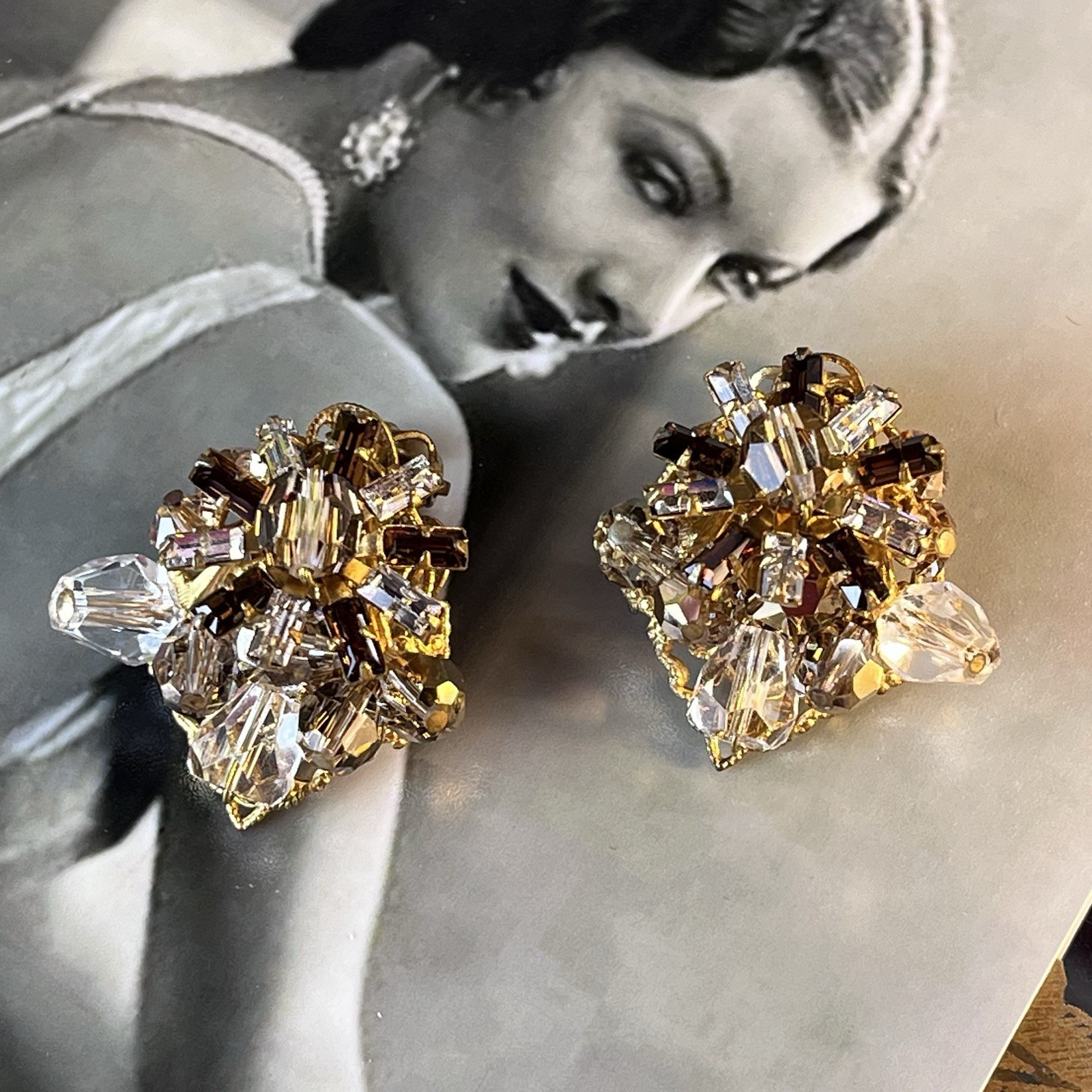 Vintage 1” Clip On Beaded Glass Earrings – Brown Clear – Gold Filigree – c1950s