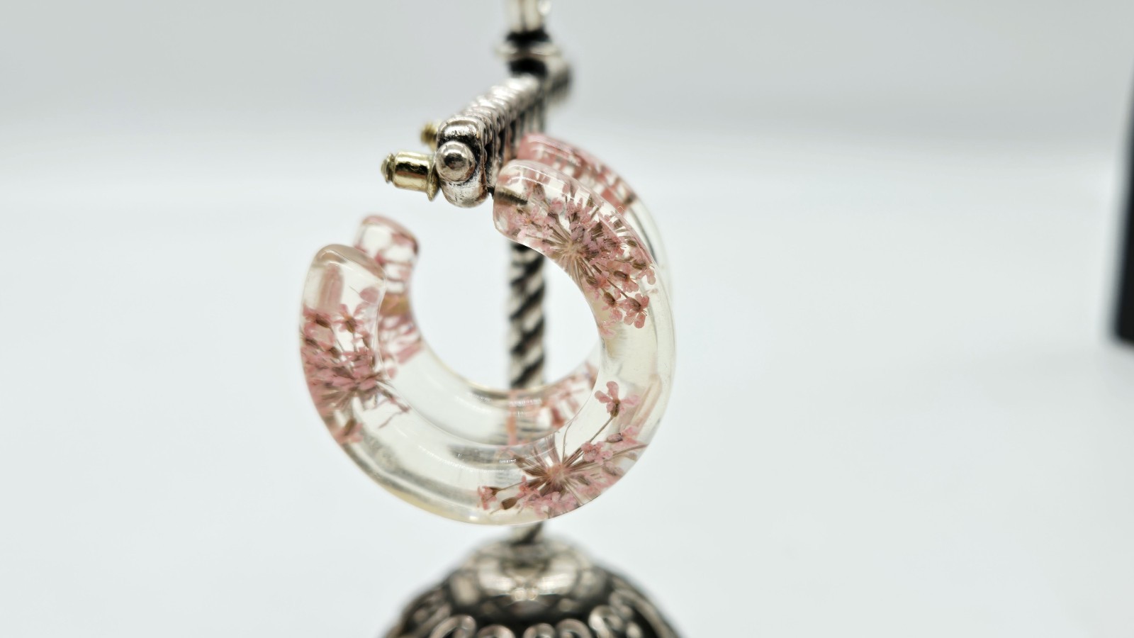 LUCITE Hoop Earrings with Pressed Flowers Soft Pink pierced 1.25 in