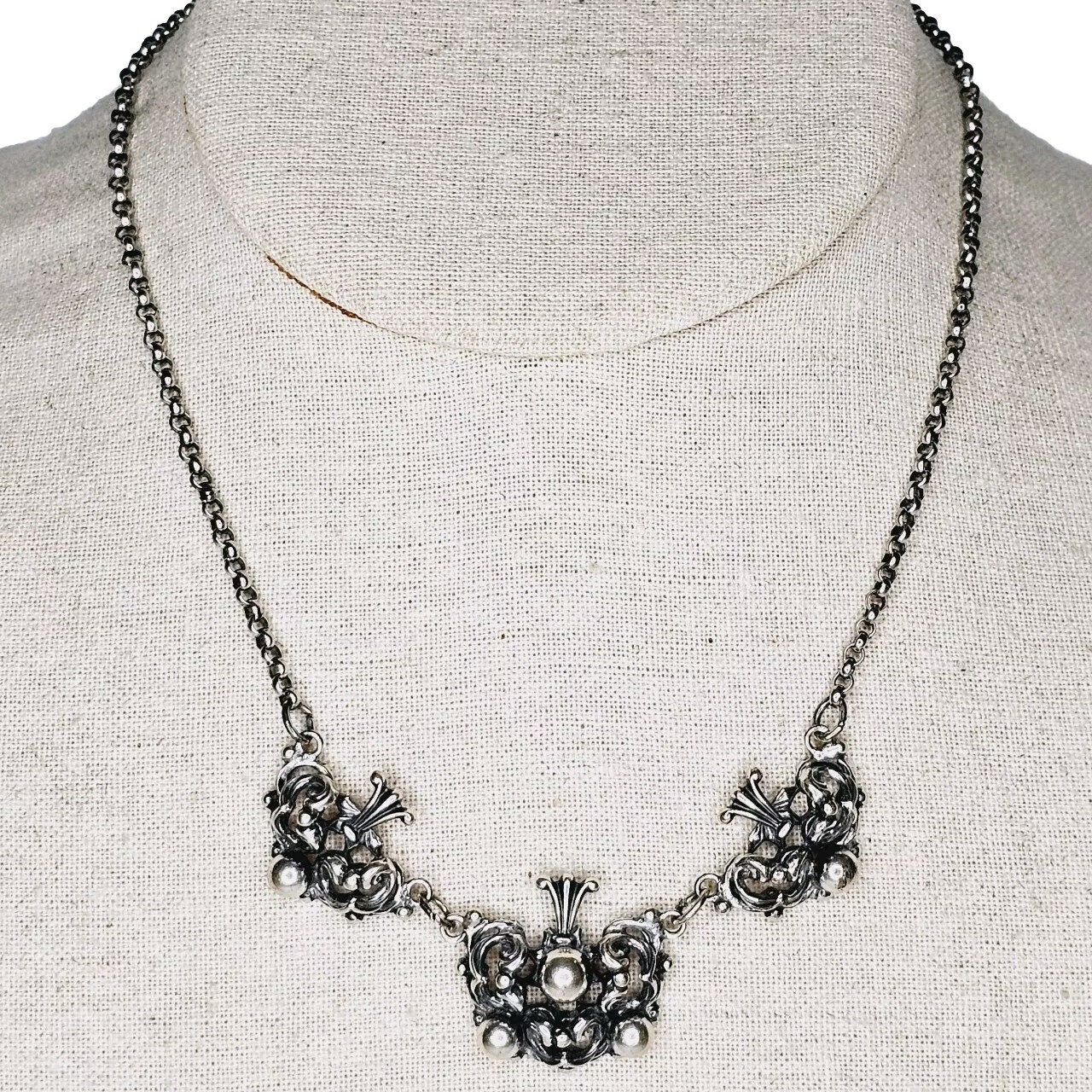 Vintage Mid-Century MN 835 Silver Traditional Floral Design 3D Necklace