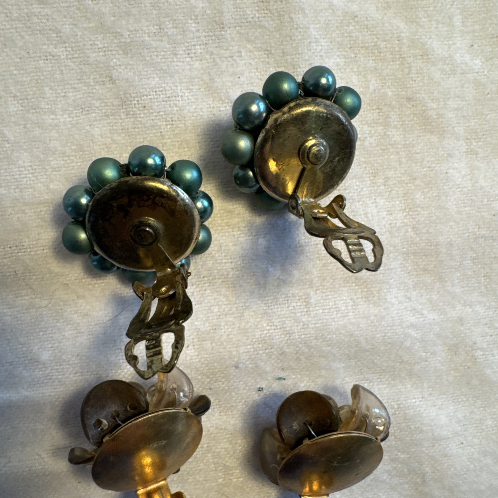 2 Pr Vtg 50’s Gold Tone & Green Cluster Bead Clip on Earrings Japan Hong Kong