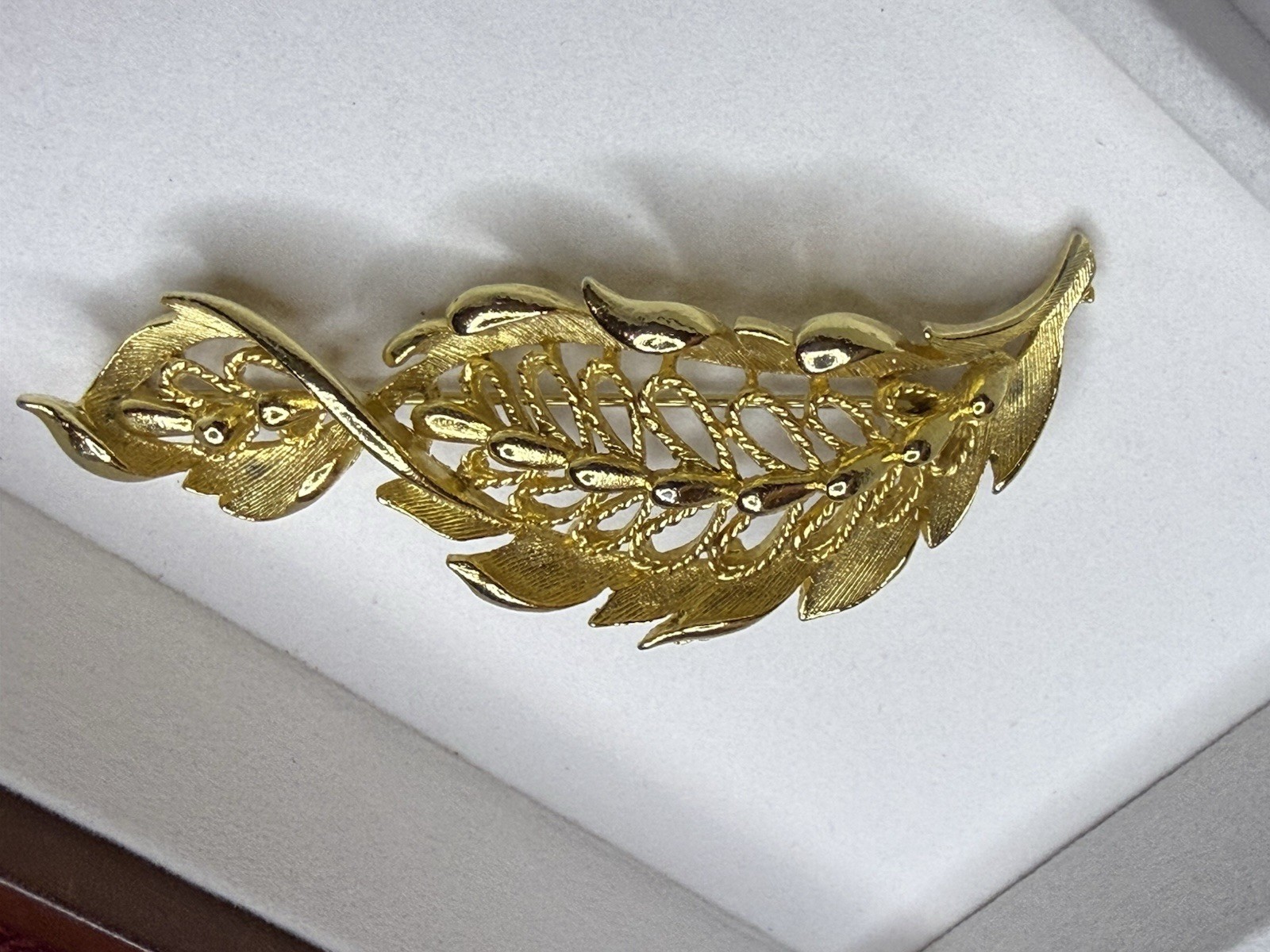 🔥Vintage Lisner Brooch Pin Textured Gold Tone Signed