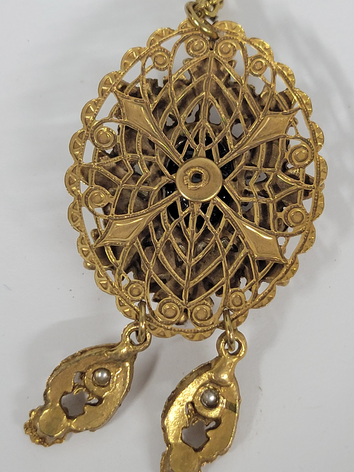 Vintage 28″ Gold Toned Cameo Necklace Filgree Pendant w/faux seed pearls